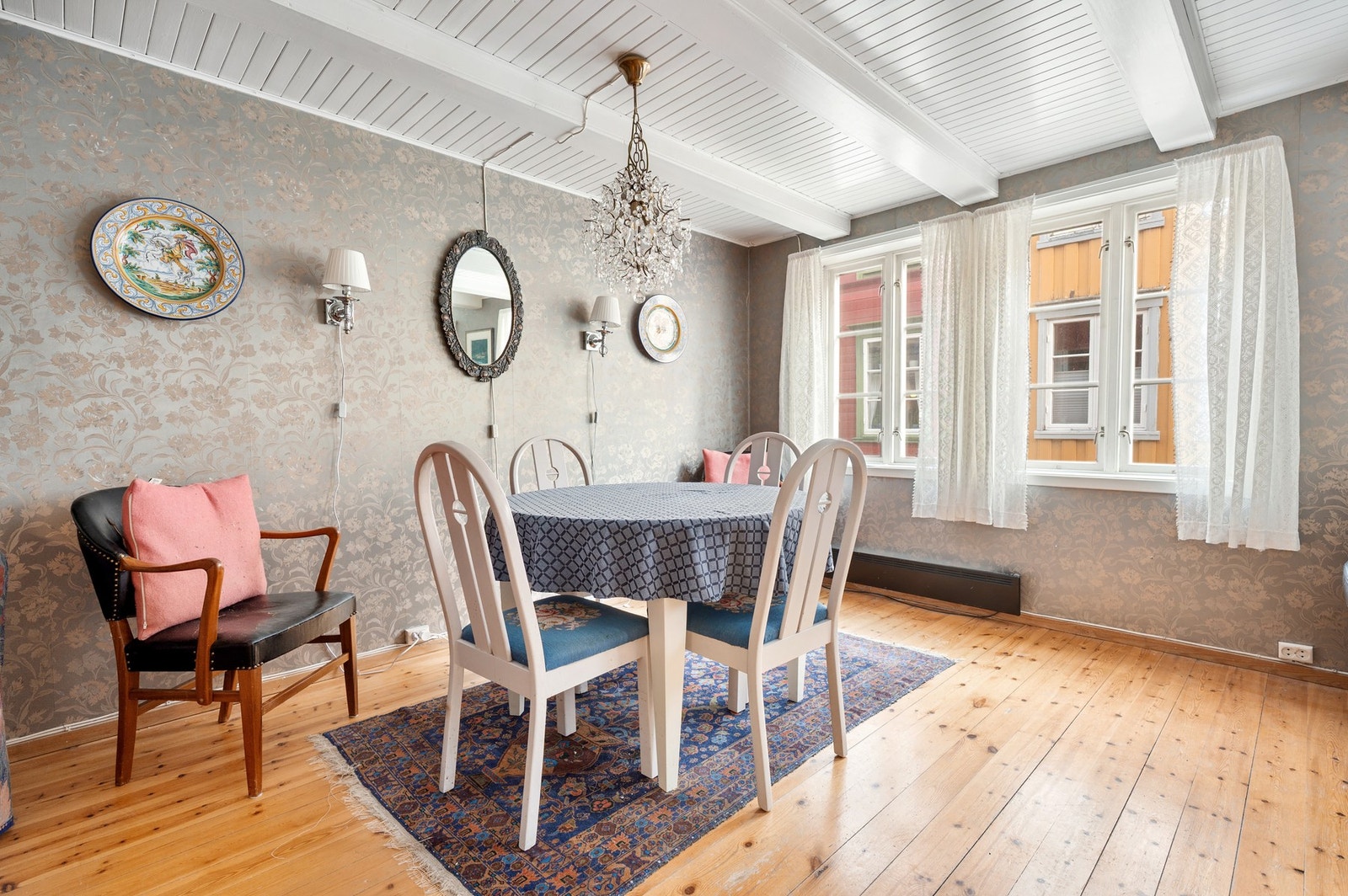 God plass til et større spisebord, perfekt for hyggelige sammenkomster. Galleribilde