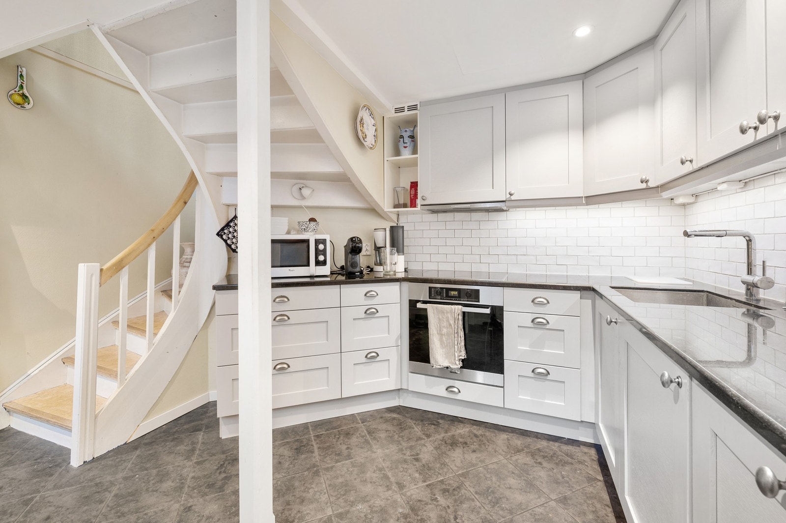 Kjøkkenet byr på godt med både skap - og benkeplass. Galleribilde