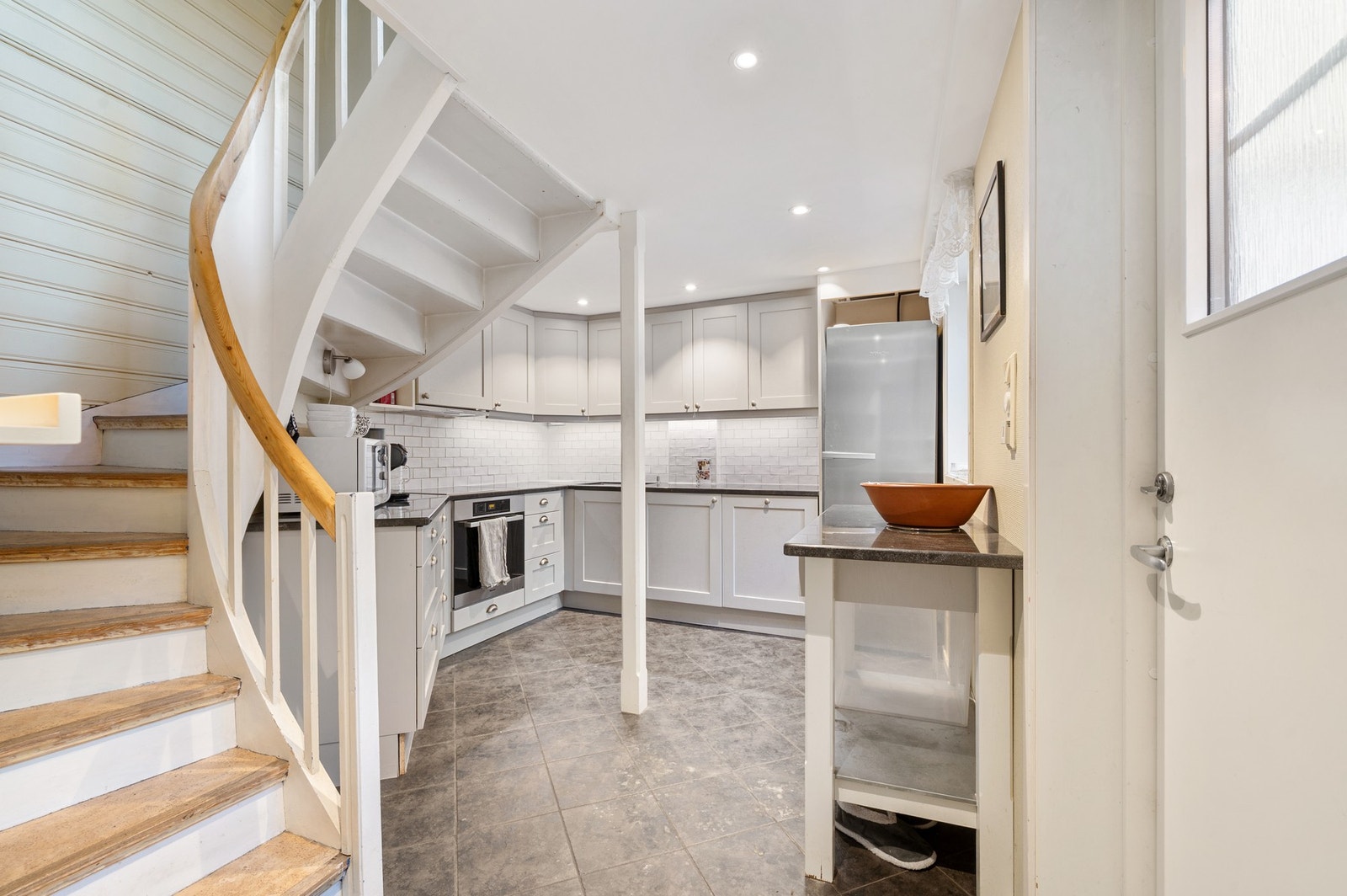 Tidsriktig kjøkken med integrerte hvitevarer. Galleribilde