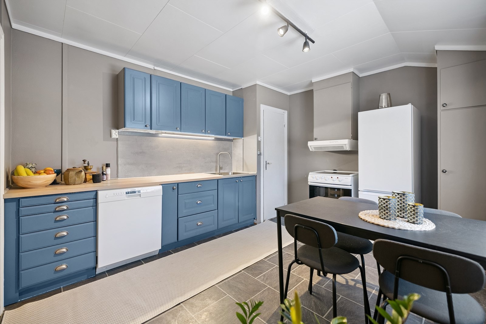 Kjøkkenet er et eget rom med rikelig skap- og benkeplass. Galleribilde