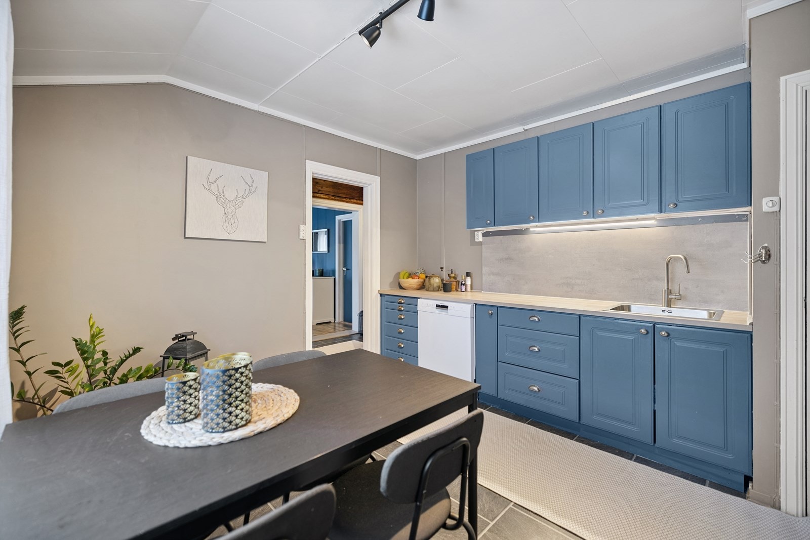 Kjøkkeninnredningen har profilerte fronter og en solid benkeplate i tre. Galleribilde