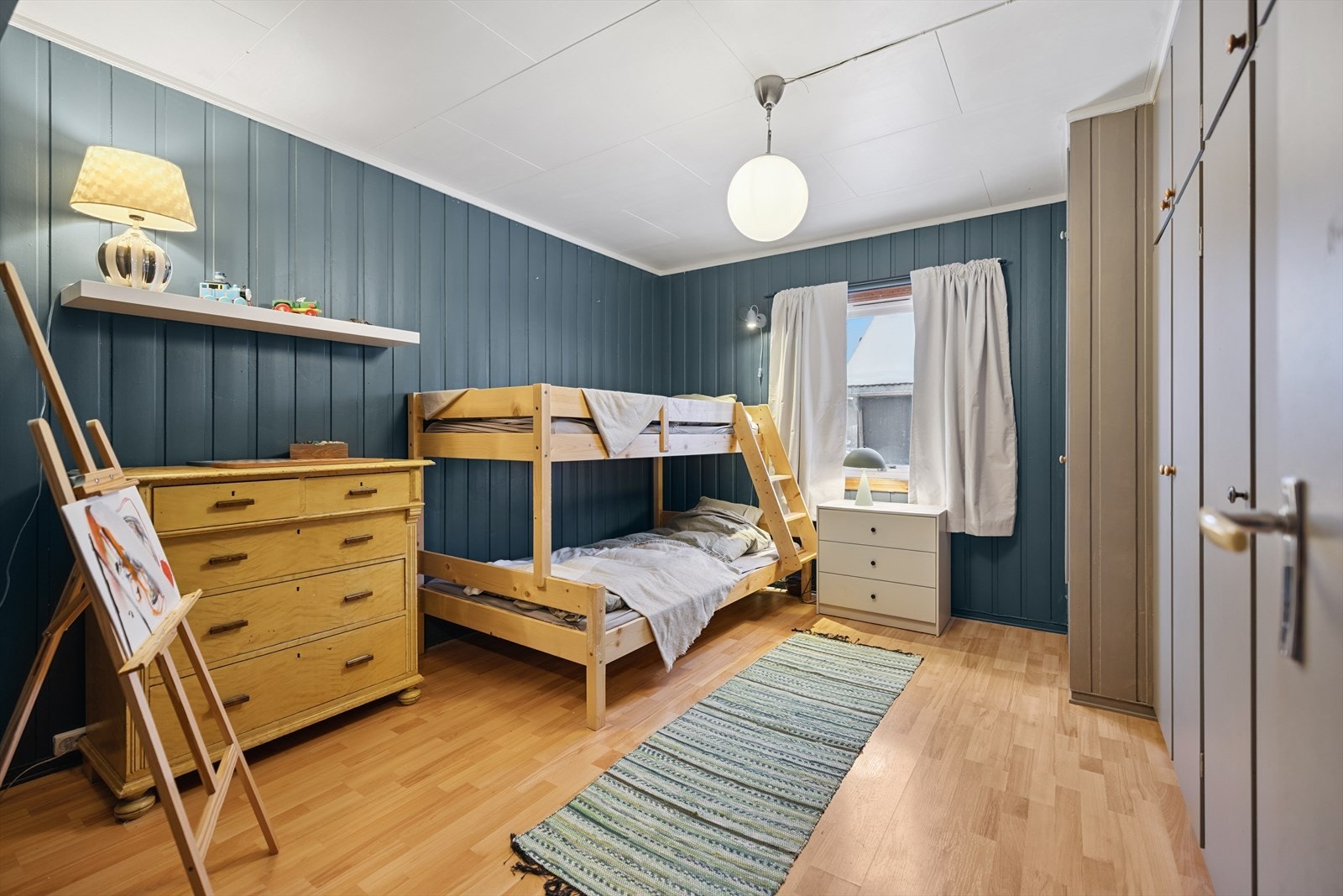 Det andre soverommet er romslig og passer godt som barnerom eller kontor. Galleribilde