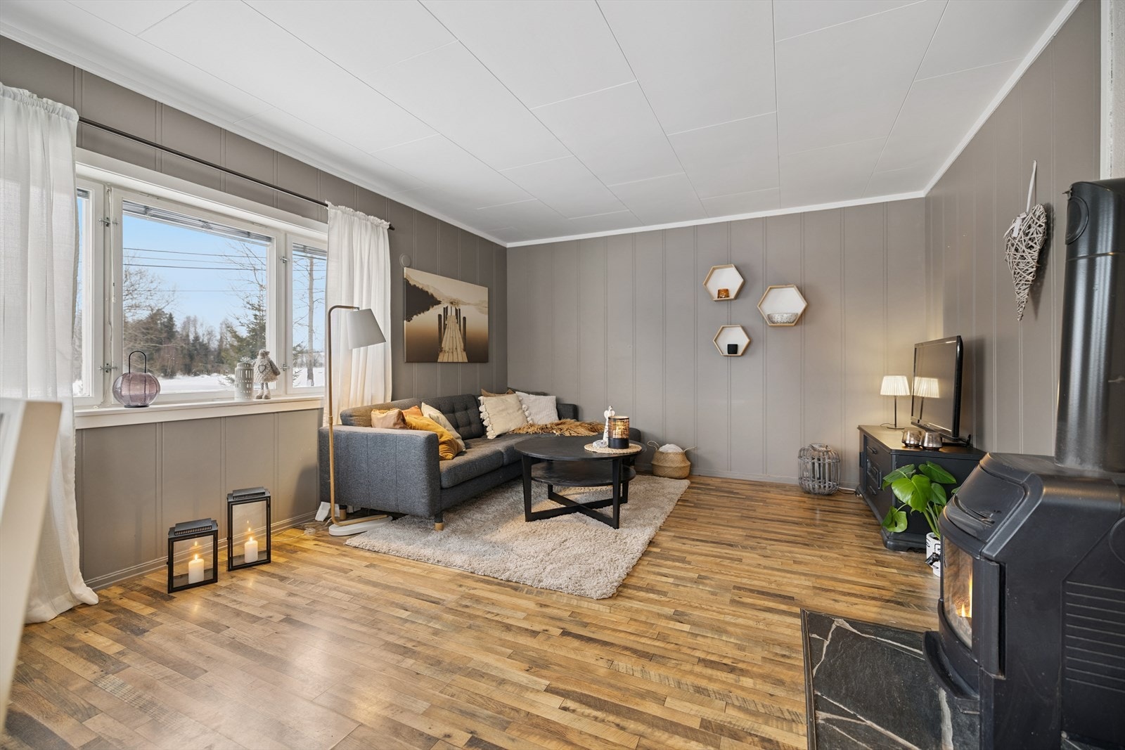 Store vindusflater slipper inn godt med dagslys i stuen. Galleribilde