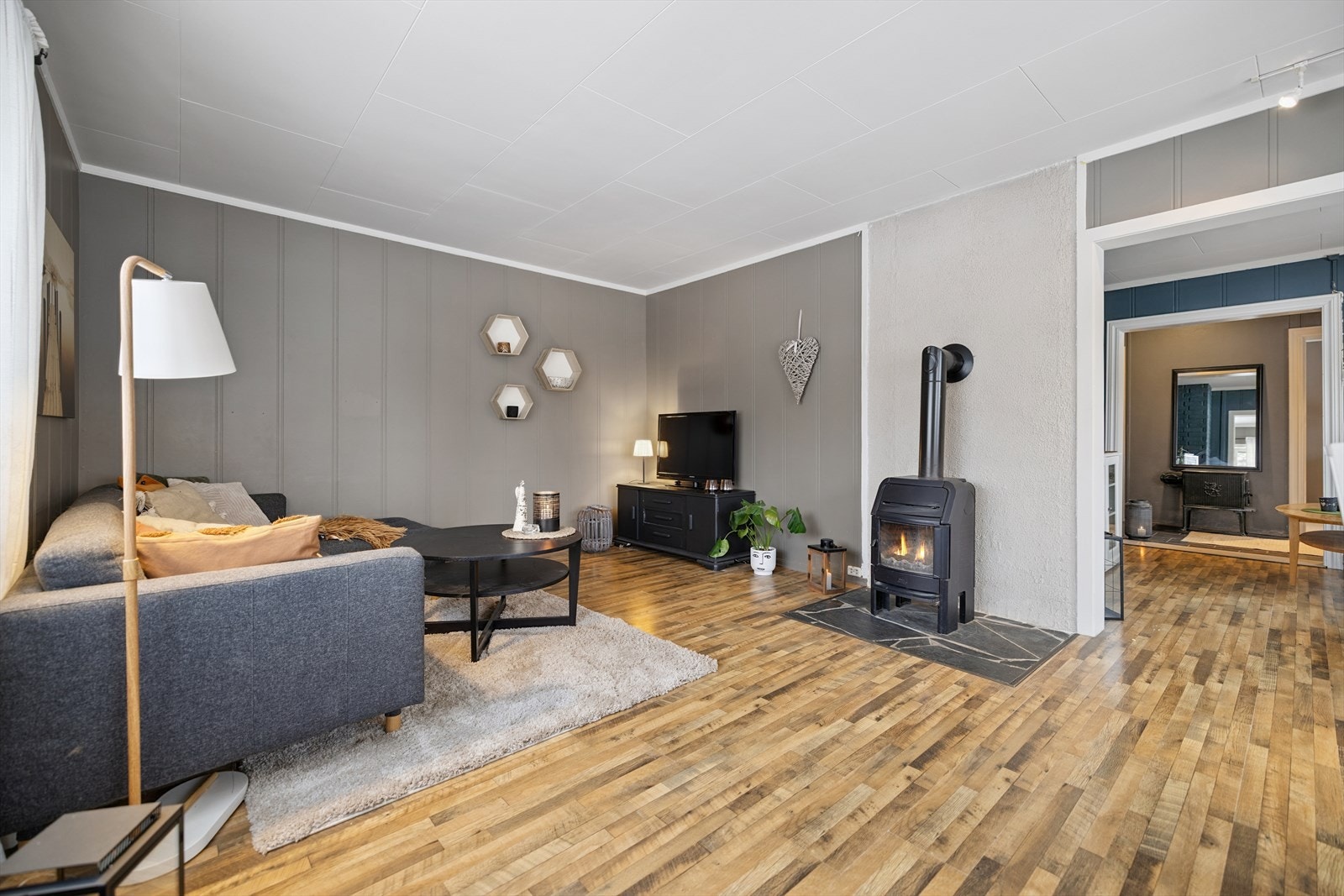 En peisovn i stuen gir både effektiv varme og en hyggelig stemning. Galleribilde