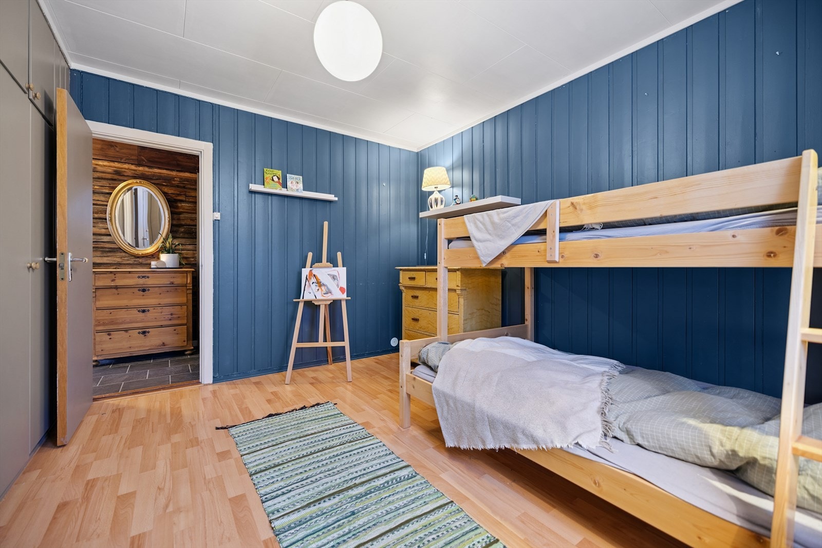 Rommet har plassbygde garderobeskap for effektiv oppbevaring. Galleribilde