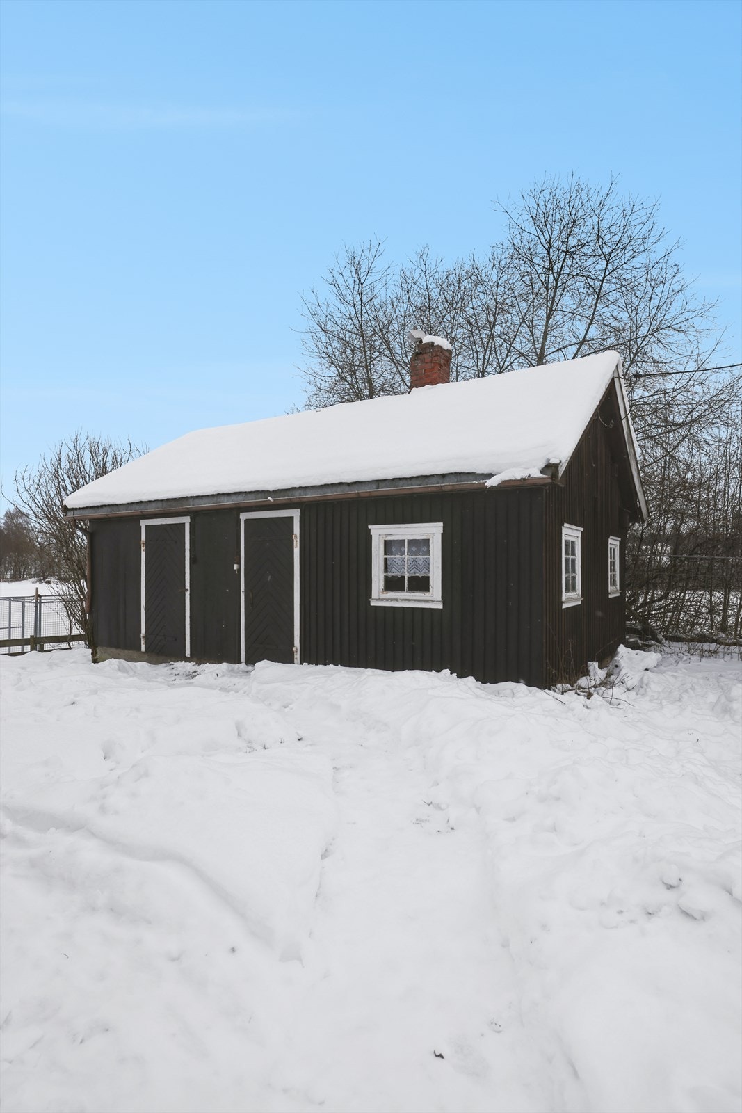 Bygningen har en tradisjonell stil som passer godt inn på eiendommen. Galleribilde