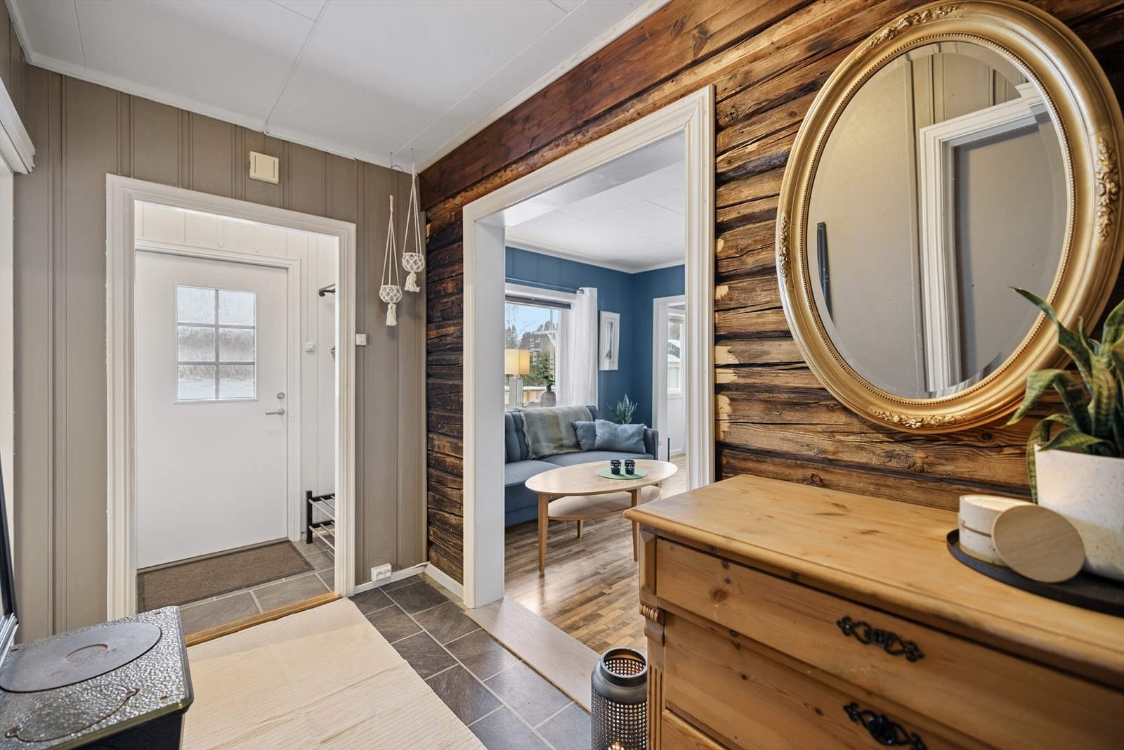 Velkommen inn! Entréen har en lun atmosfære med en karakteristisk tømmervegg. Galleribilde