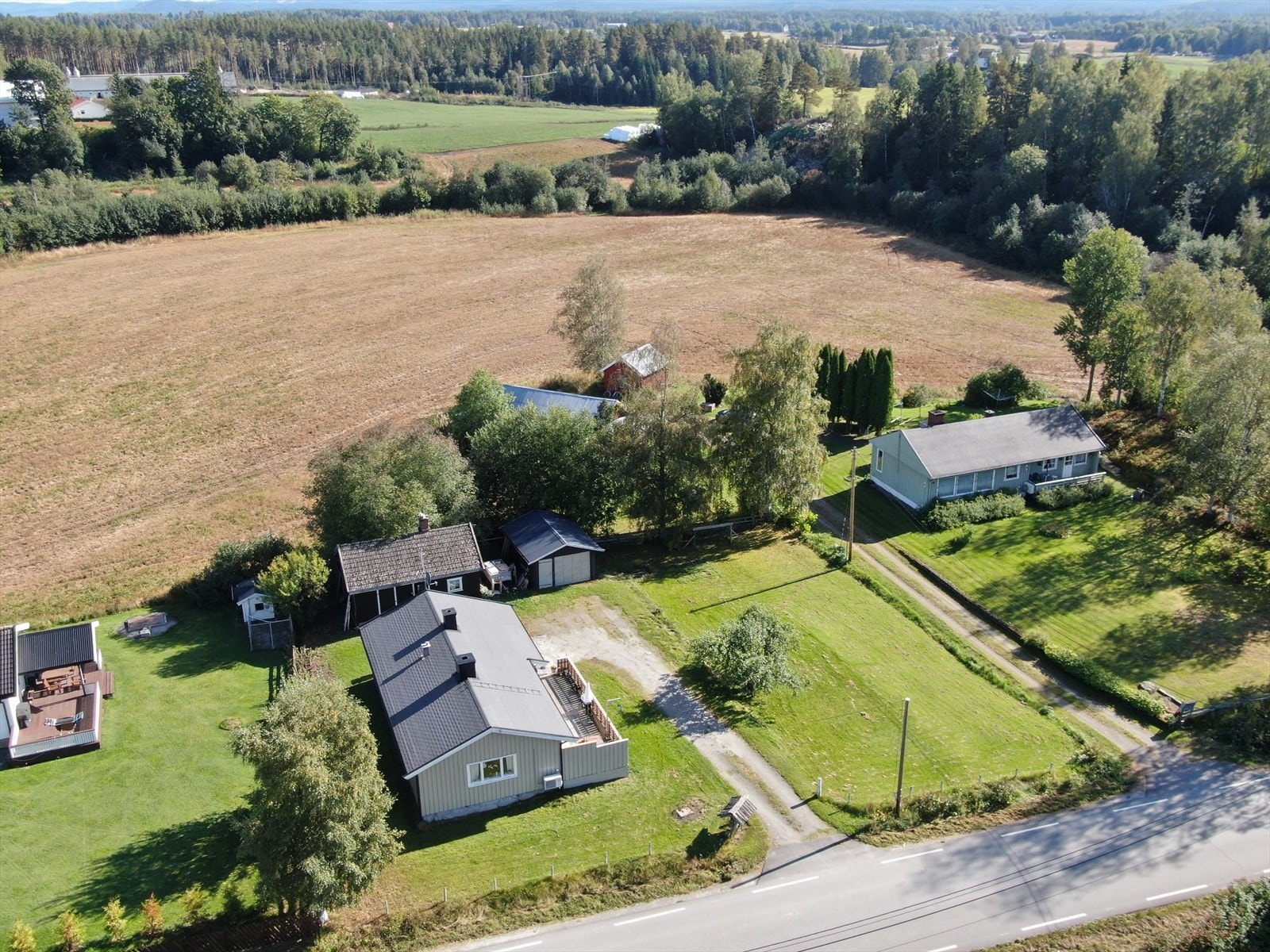 Oversiktbilde over eiendommen. (Selgers eget foto) Galleribilde