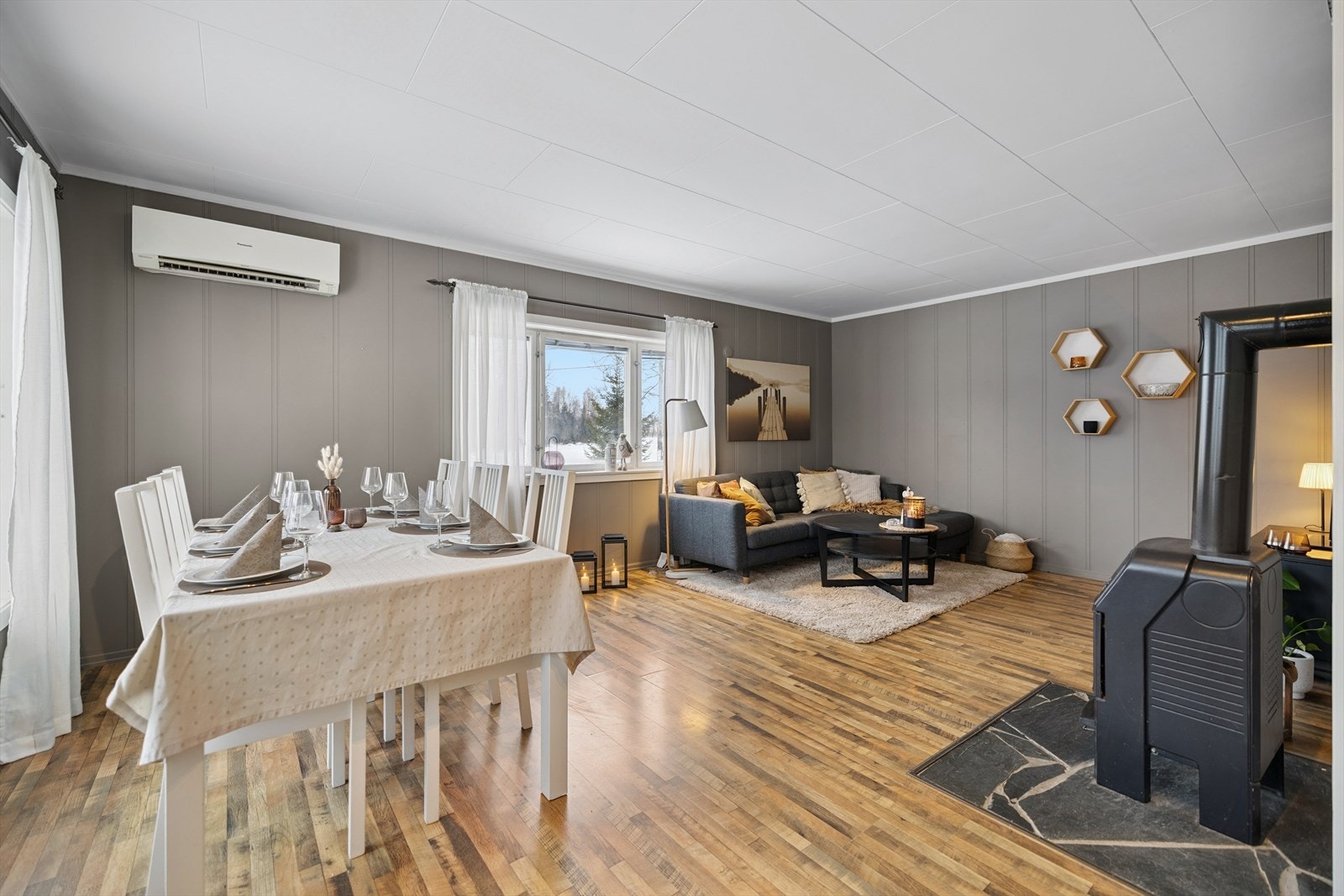 Stuen er romslig og gir god plass til både sofagruppe og spisebord. Galleribilde