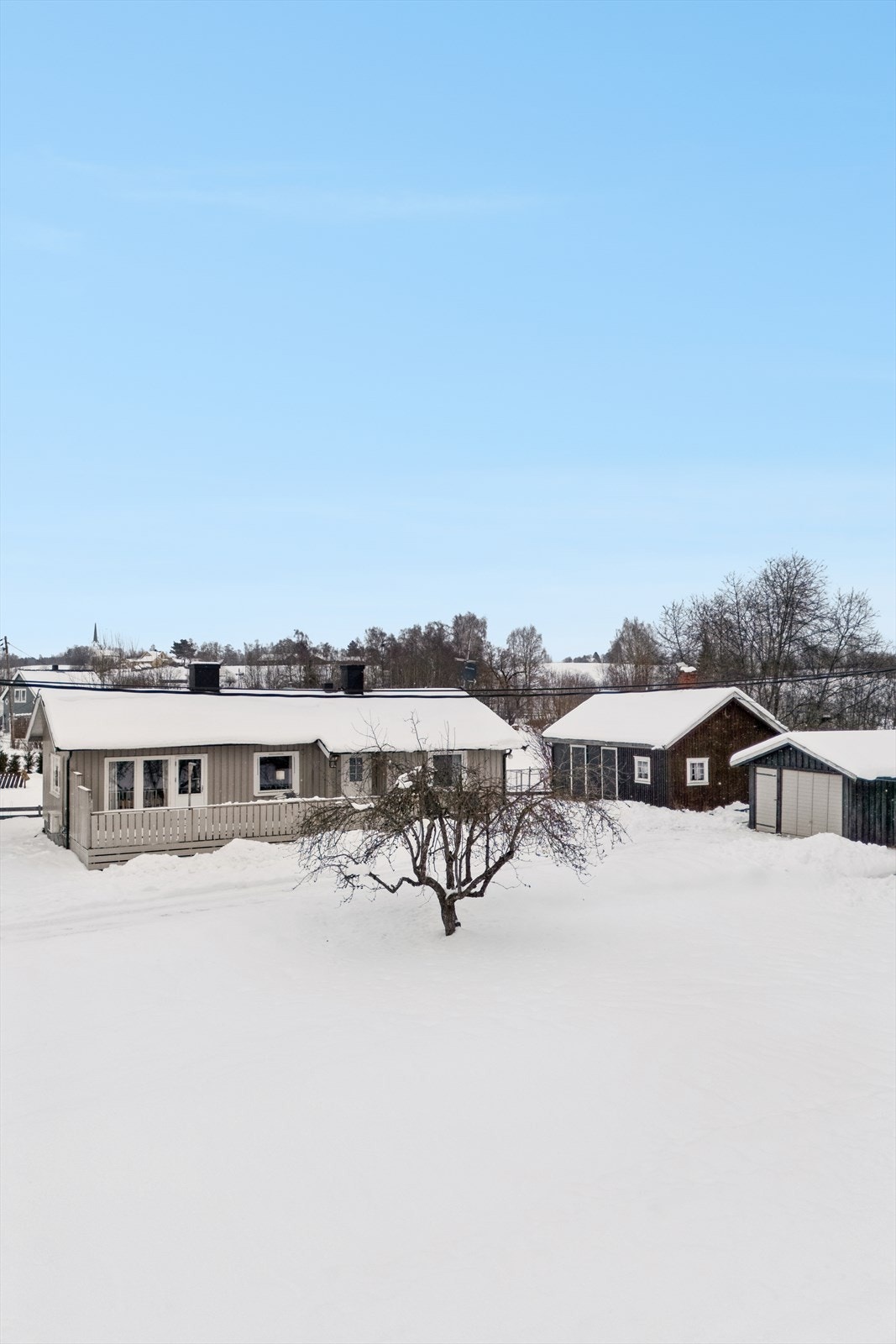 En veletablert hage omkranser boligen. Galleribilde