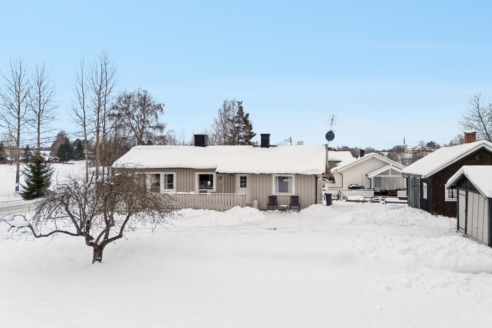 Den store hagen gir rikelig med plass for lek og utendørsaktiviteter. Galleribilde