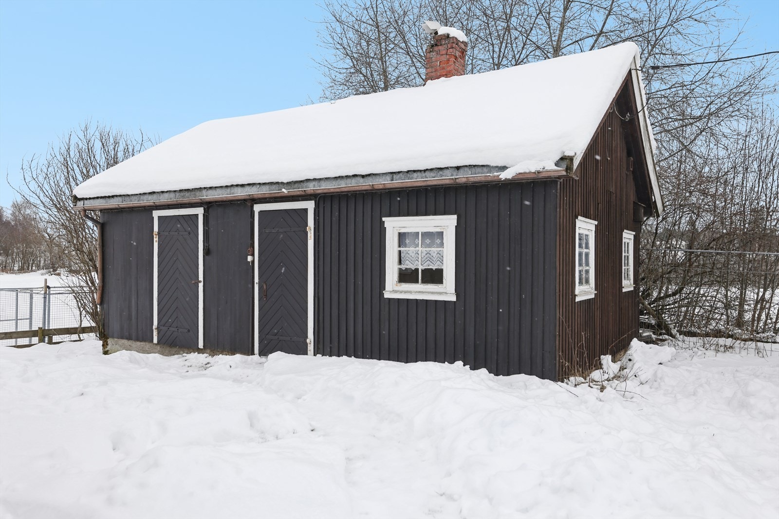 Uthuset gir praktisk plass til hageredskaper, dekk og sportsutstyr. Galleribilde