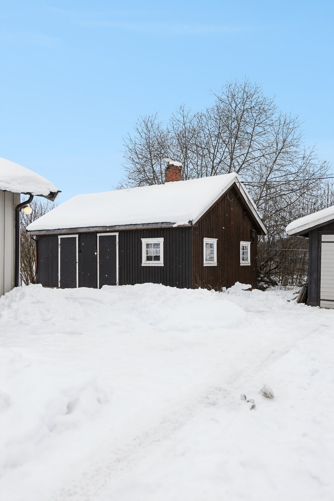 På tomten står et separat uthus med gode lagringsmuligheter. Galleribilde