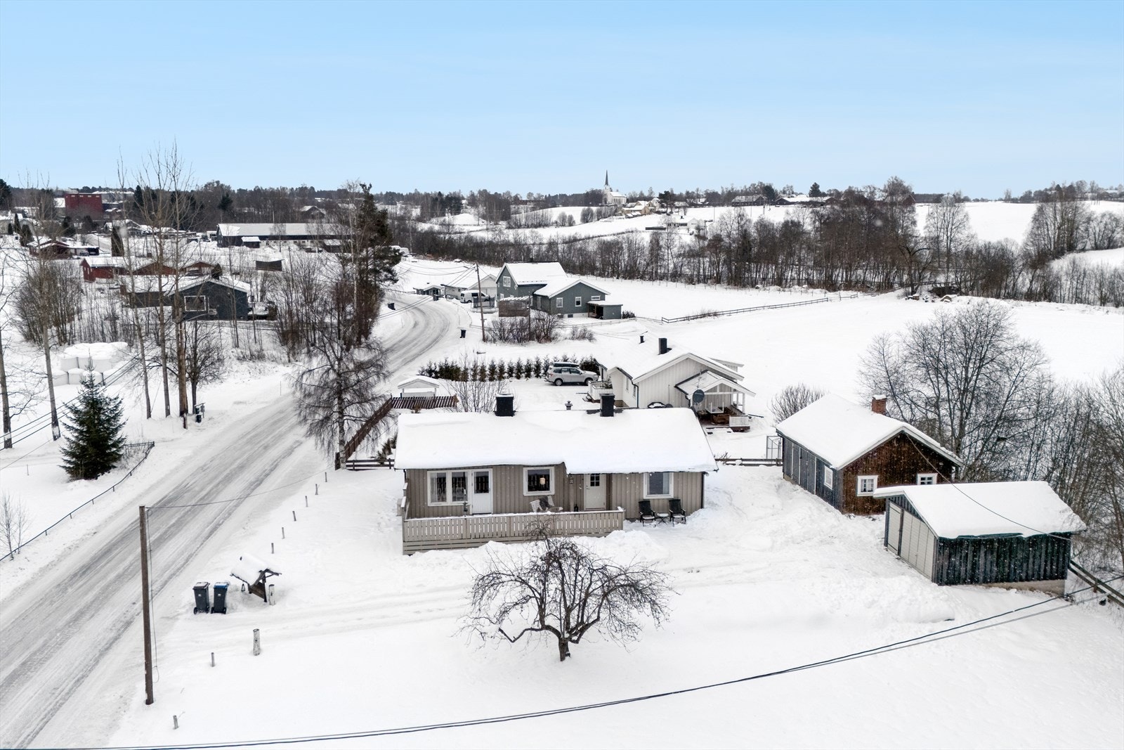 Eiendommen ligger i et åpent landskap med spredt bebyggelse. Galleribilde