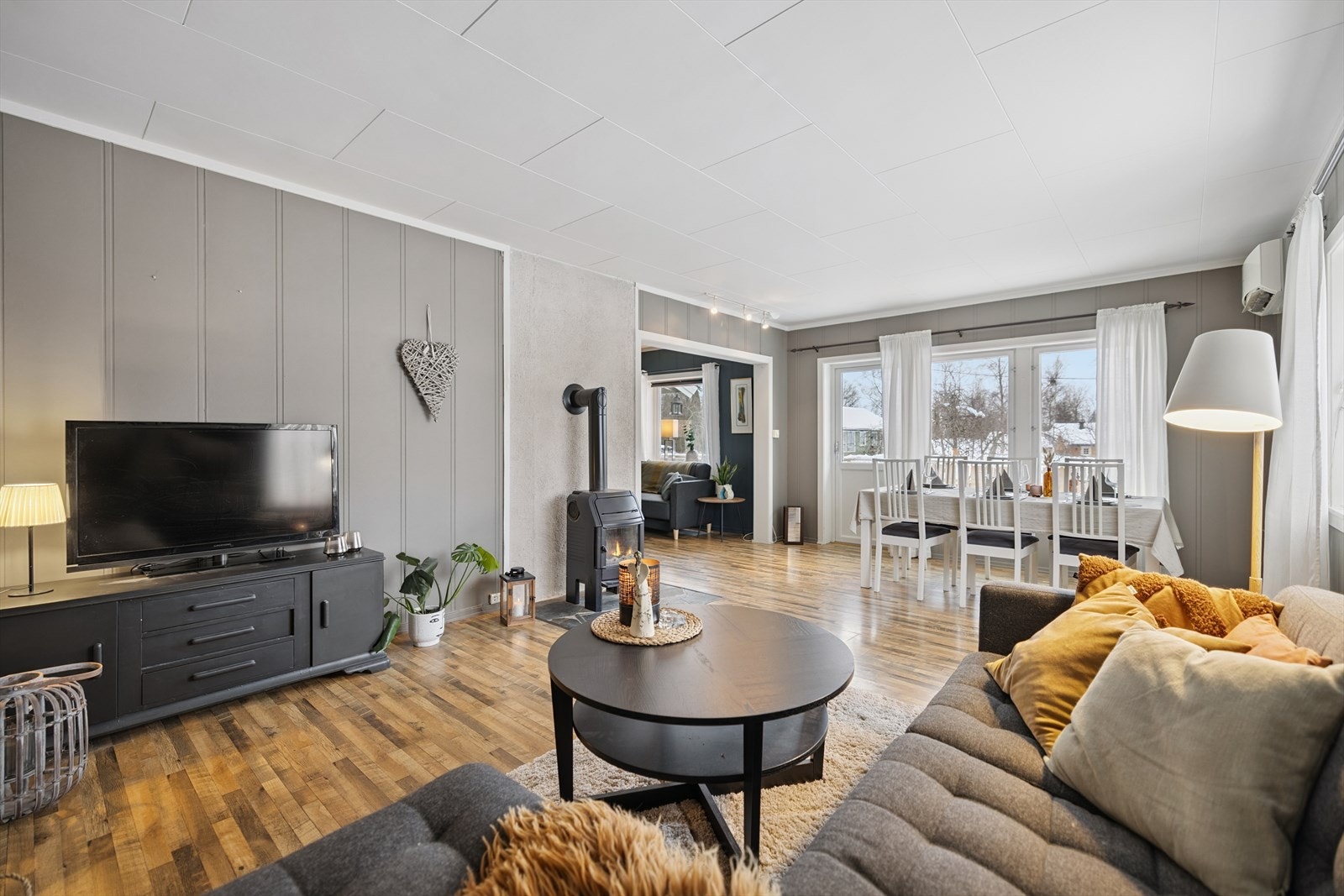 Rommet har en åpen og luftig følelse med god flyt mellom sonene. Galleribilde