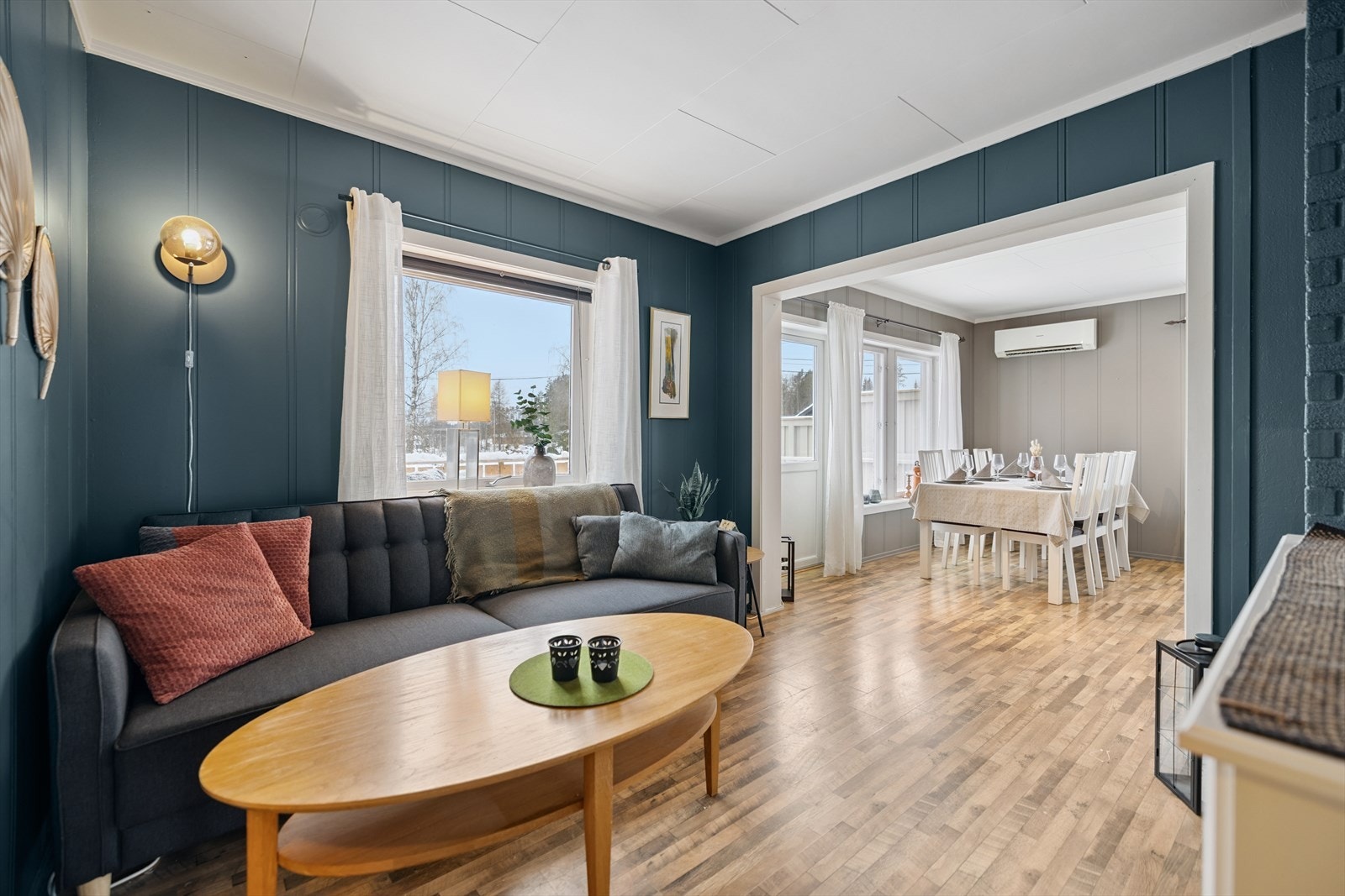 Den todelte stuen gir fleksibilitet og flere møbleringsmuligheter. Galleribilde