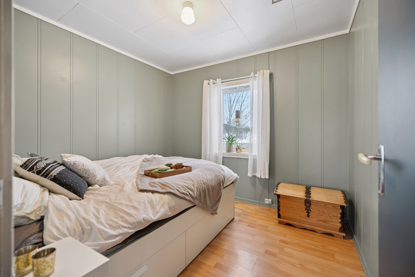 Det ene soverommet har god plass til dobbeltseng og oppbevaringsmøbler. Galleribilde