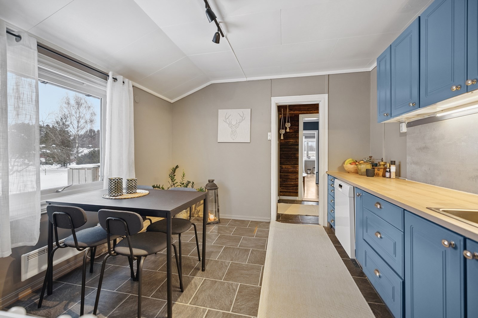 Her er det god plass til en spiseplass for hverdagsmåltidene. Galleribilde