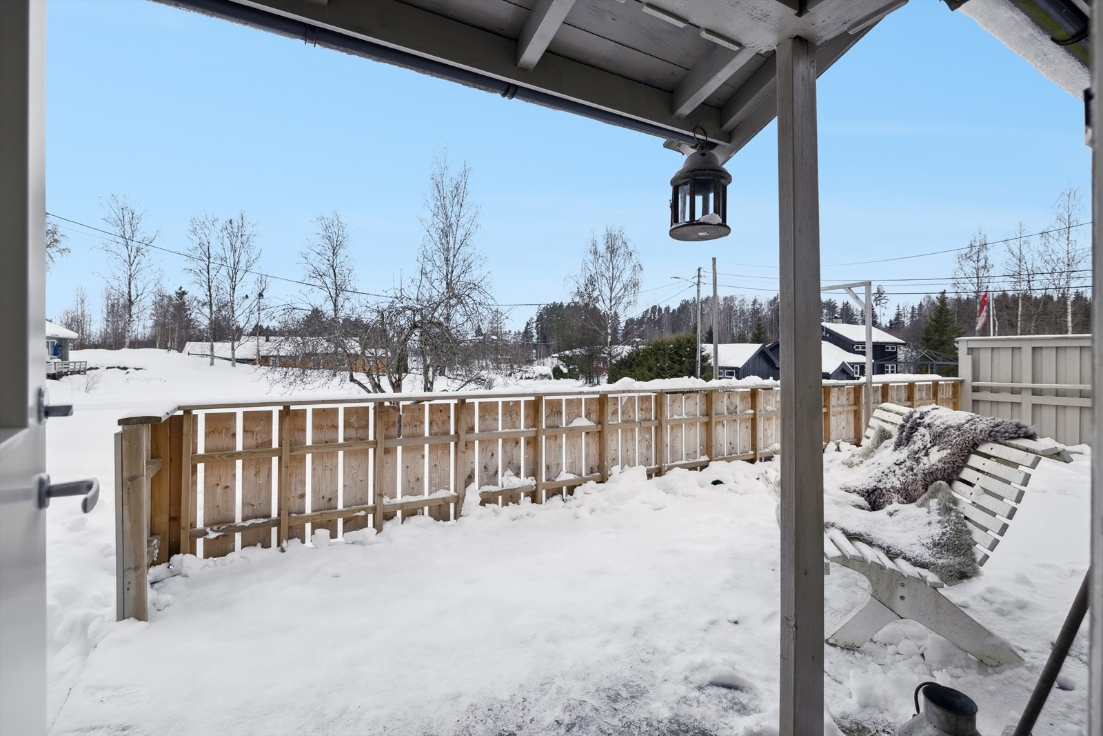 Fra stuen er det utgang til en terrasse og hage. Galleribilde