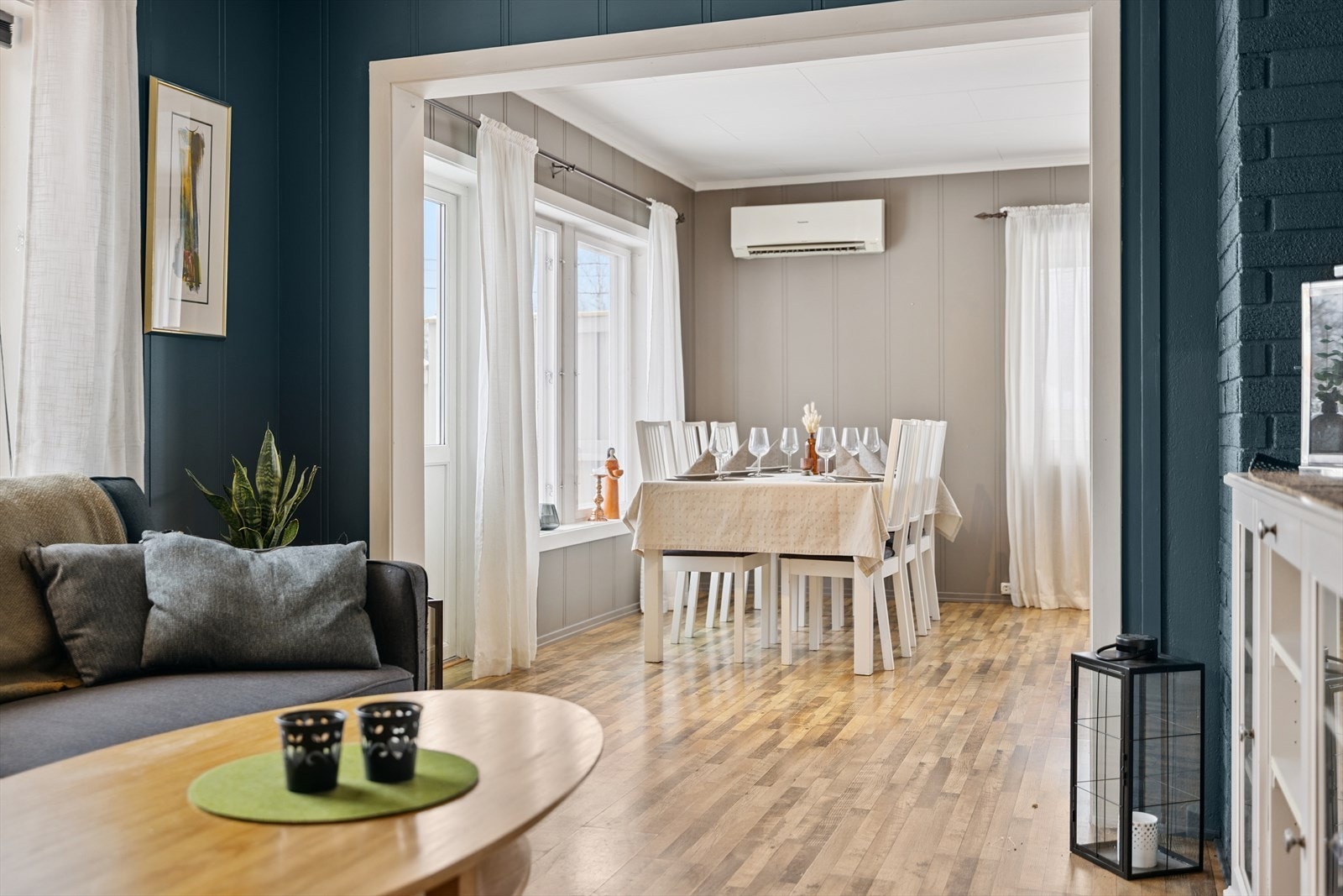 Åpningen mellom stuene skaper en fin sammenheng i boligens sosiale soner. Galleribilde