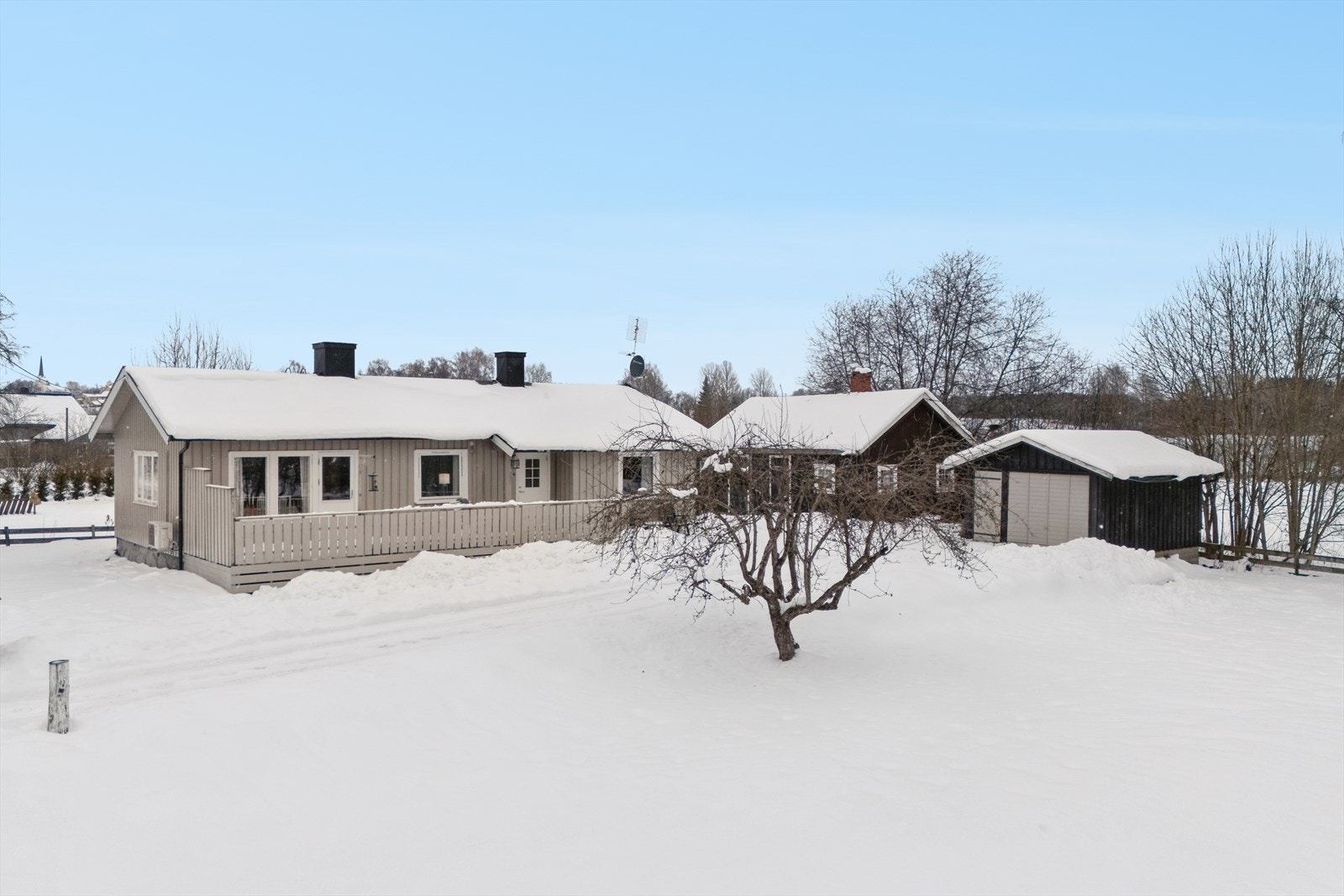 Eiendommen har en fin plassering med god avstand til naboer. Galleribilde