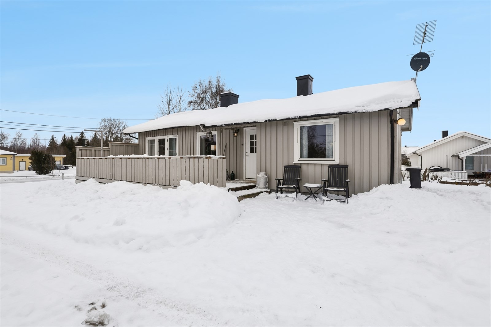 Overbygget inngangsparti som er koblet sammen med terrassen. Galleribilde