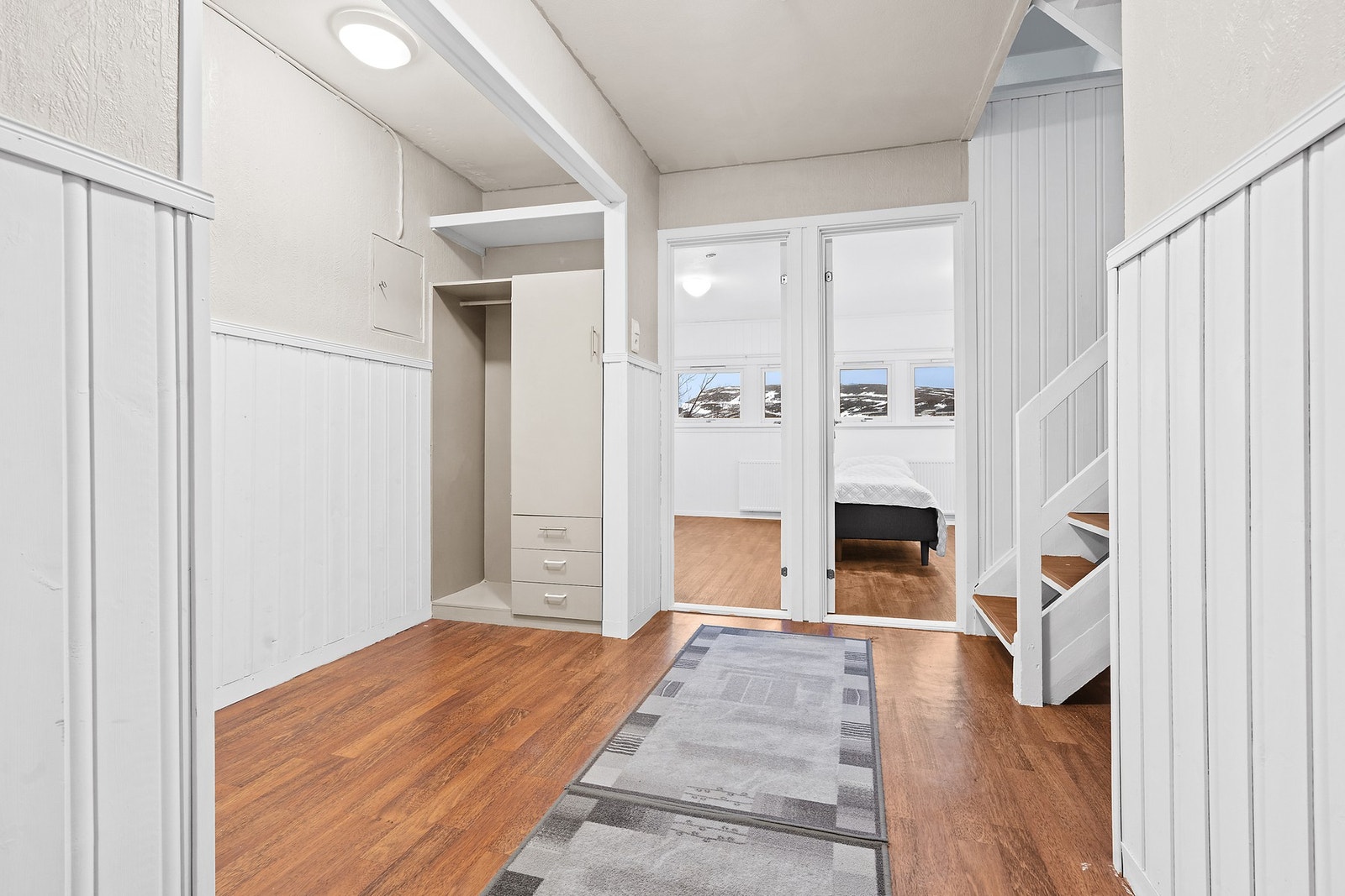 Romslig hall / Entre Galleribilde