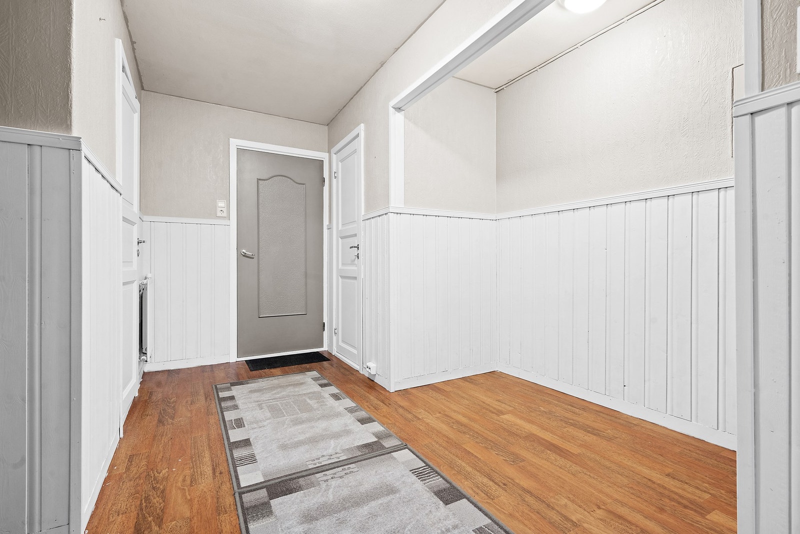 Romslig hall / Entre Galleribilde