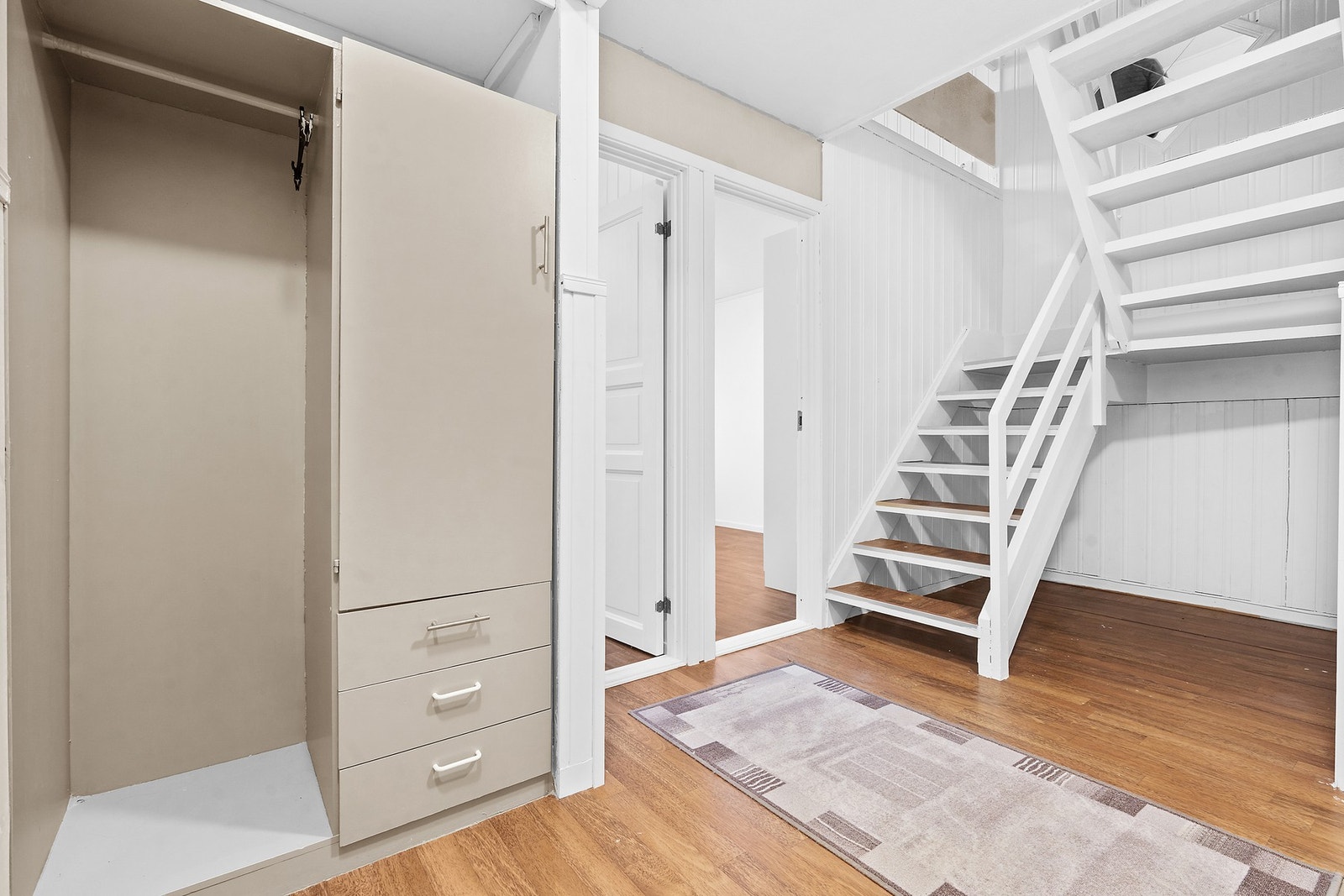 Romslig hall / Entre Galleribilde