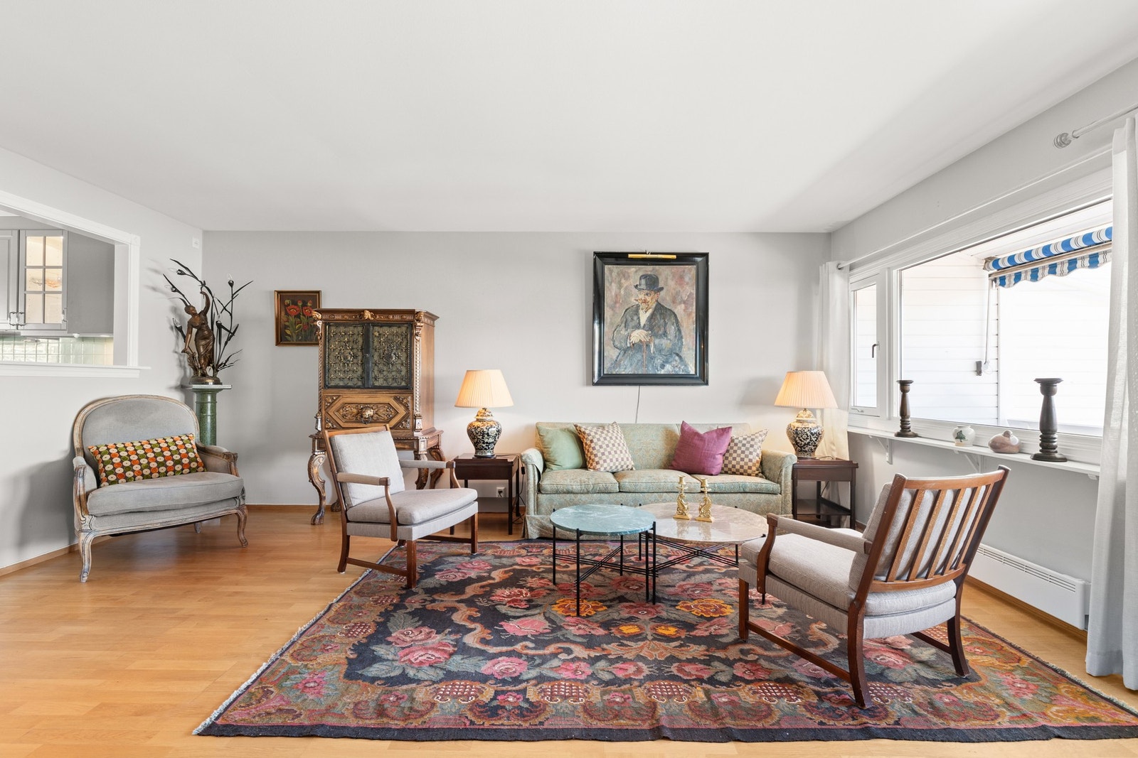 Mellom stue og kjøkken er det laget åpning i vegg som skaper godt med lysinnslipp fra to sider Galleribilde