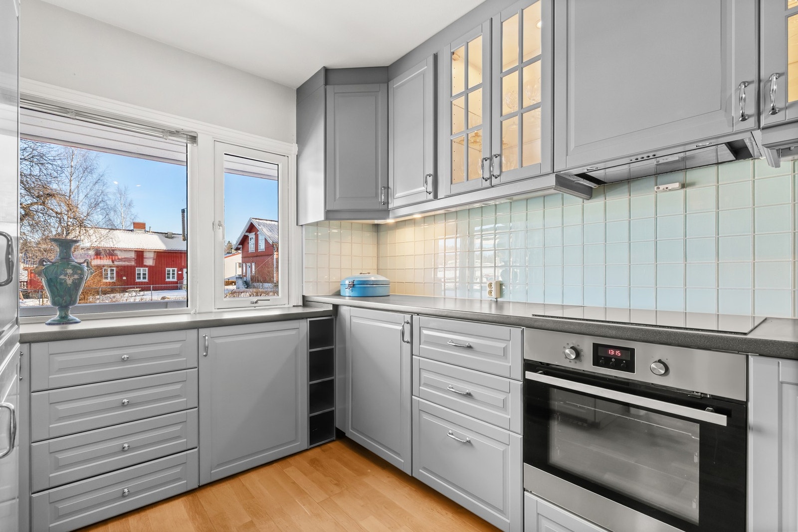 Integrerte hvitevarer med smal oppvaskmaskin, stekeovn, platetopp og kjøl/frys. Galleribilde