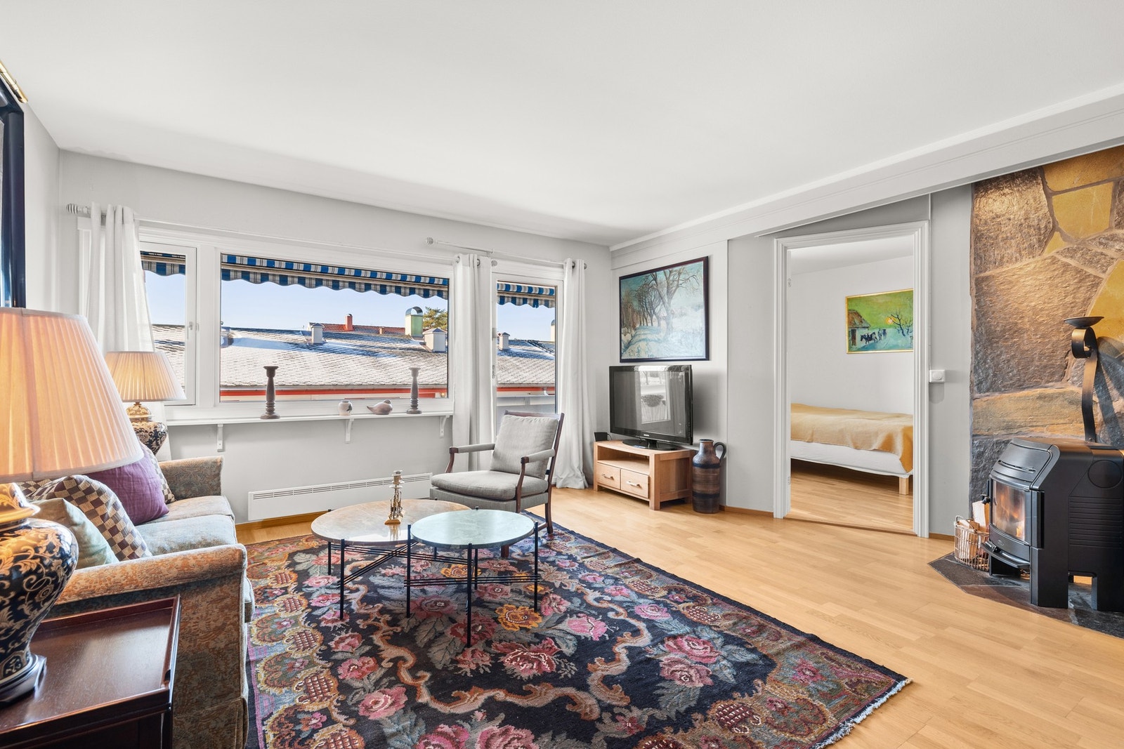 Stuen har god plass til sofagruppe, samt spisebord om ønskelig Galleribilde