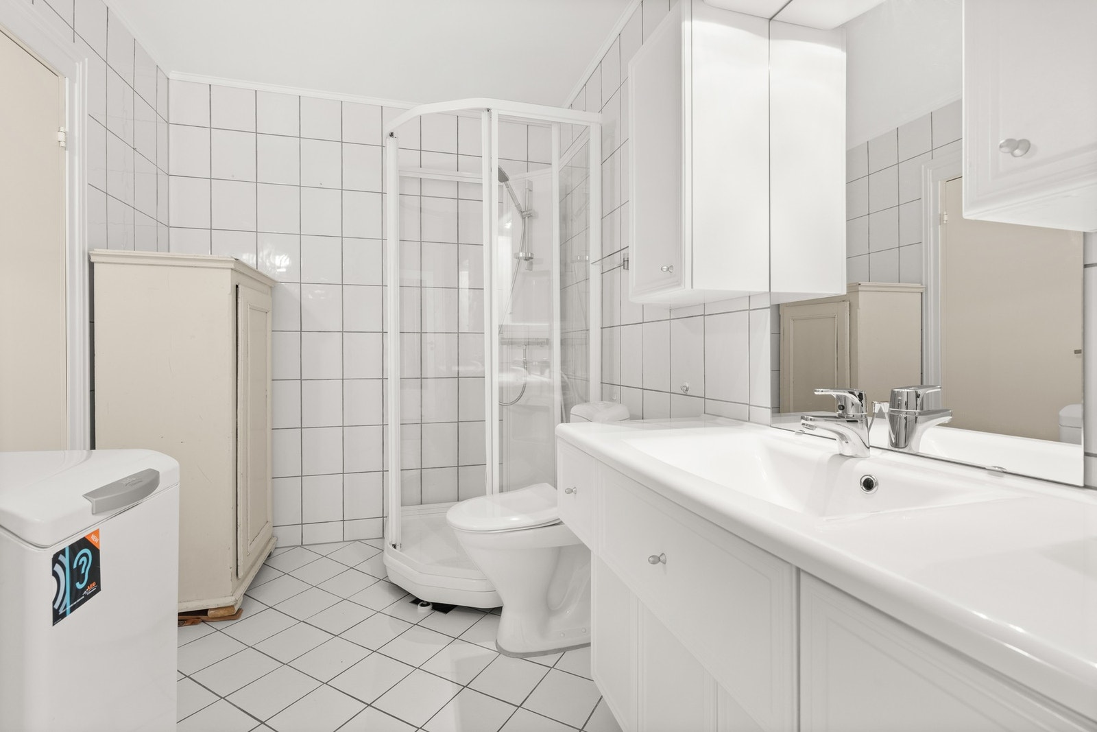 Baderom med flislagte gulv- og veggflater. Det er varmekabler i gulv Galleribilde