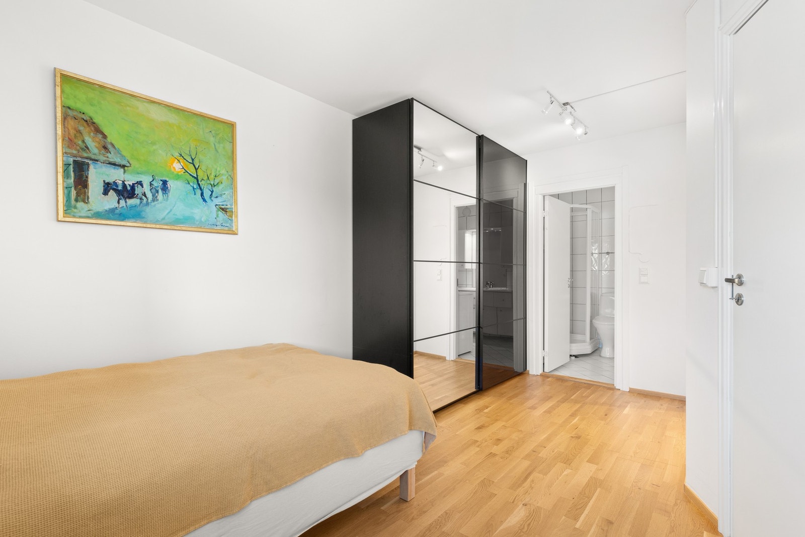 Hovedsoverommet har praktisk tilgang til baderommet Galleribilde