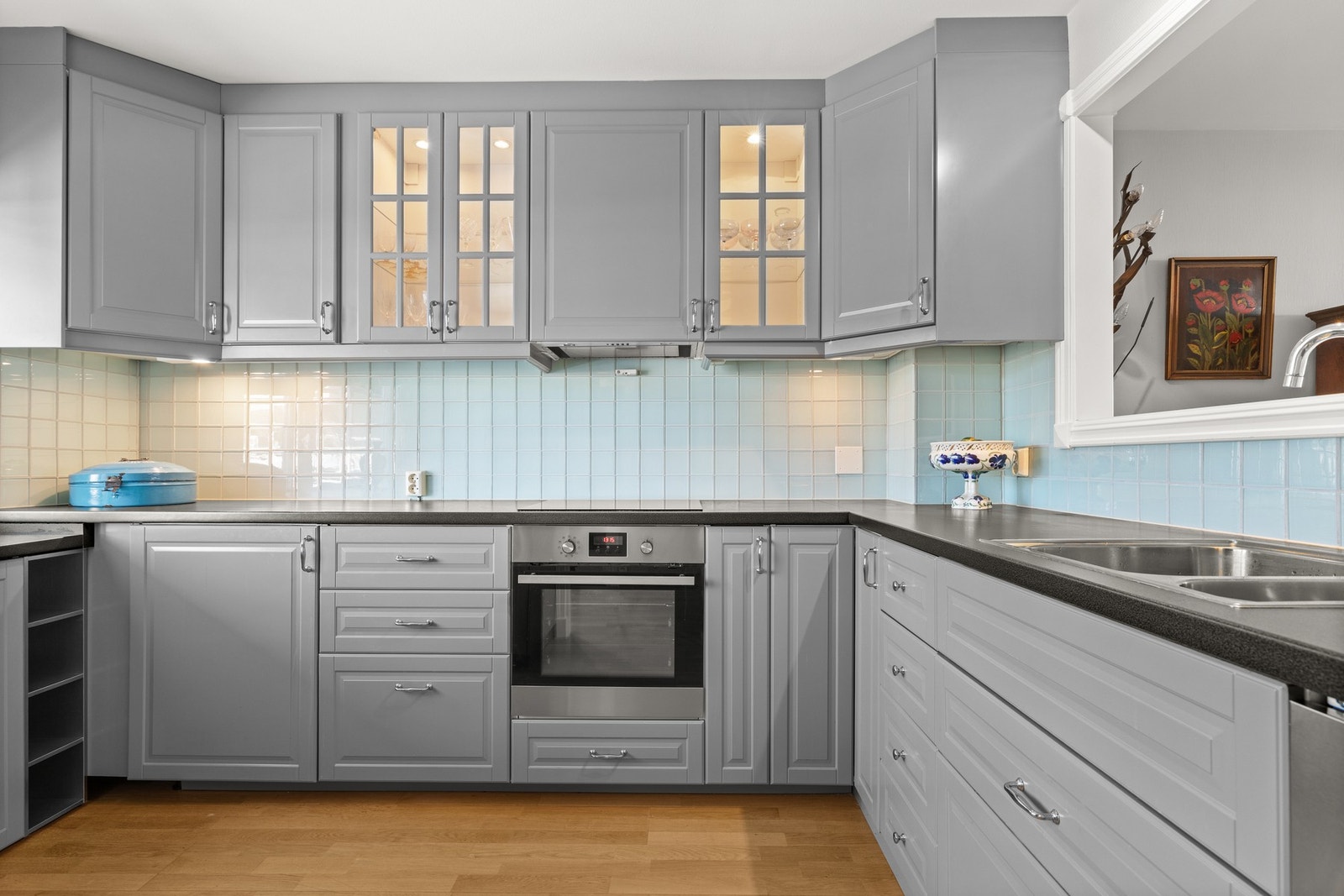 Nyere kjøkken fra 2014 med profilerte fronter og benkeplate i laminat Galleribilde