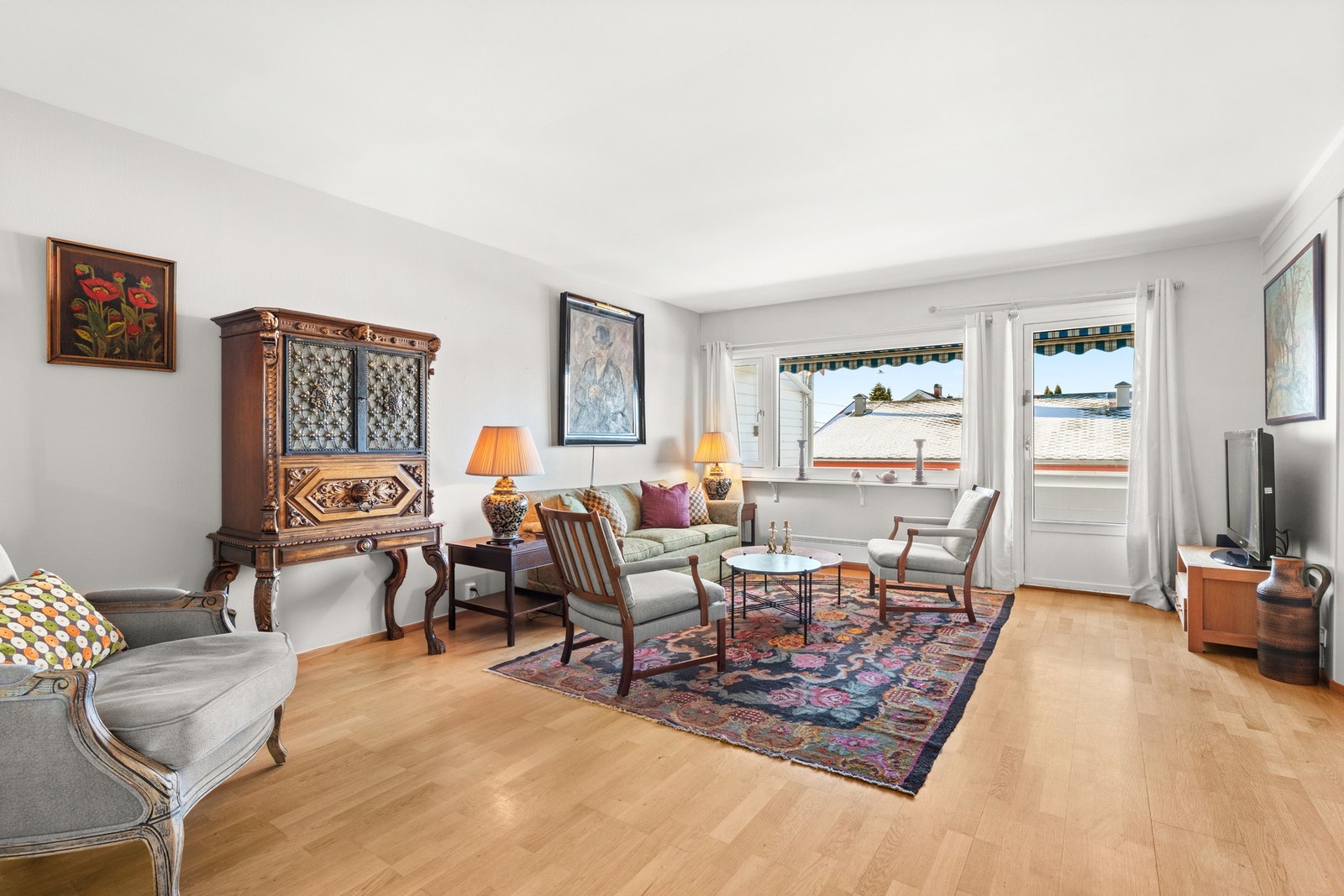 Boligen har parkett på gulv og malte veggflater Galleribilde