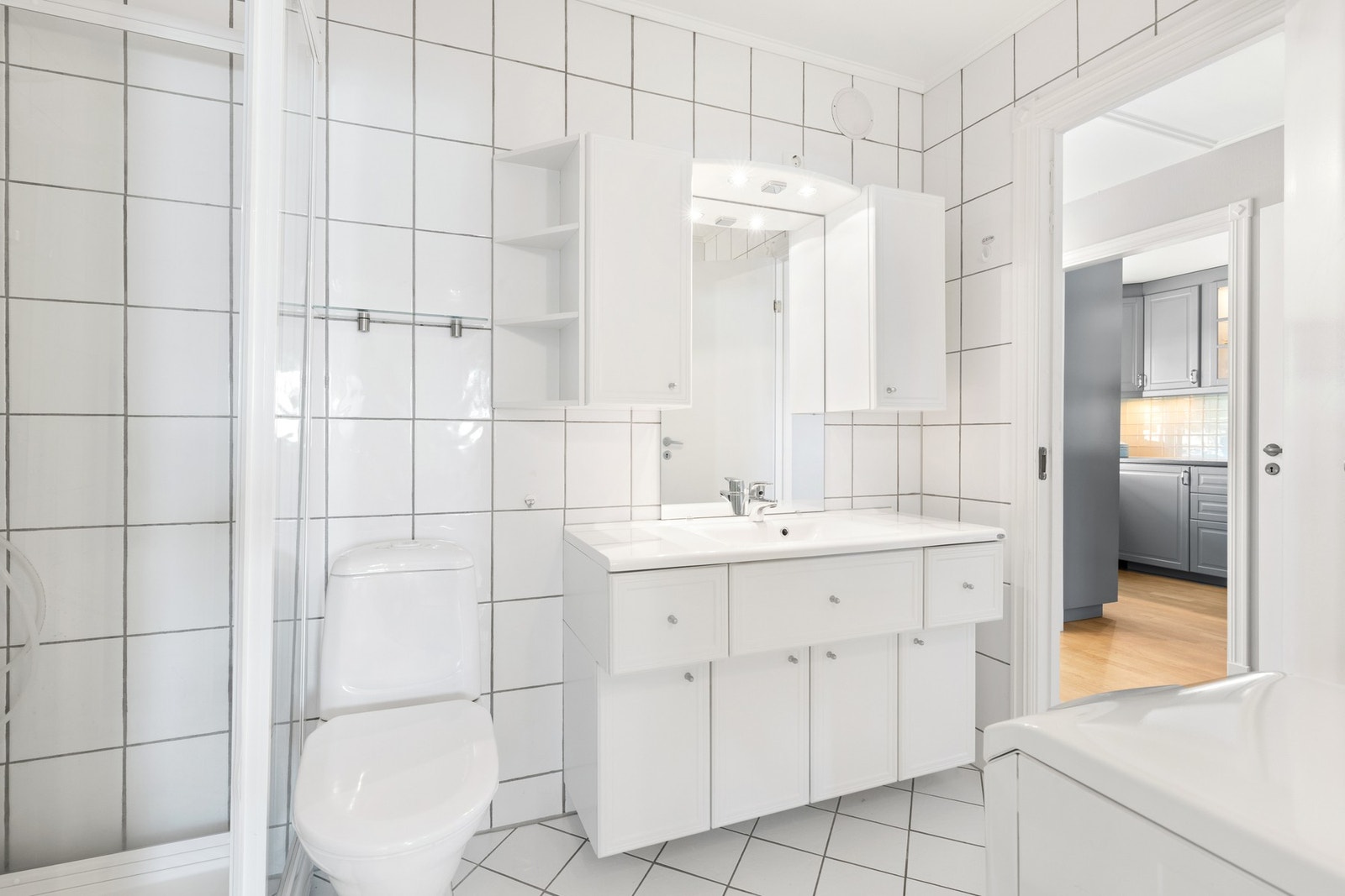 Tilgang fra både hovedsoverom og entré. Galleribilde