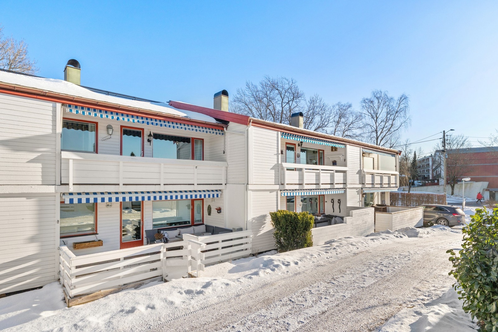 Boligen ligger attraktivt til med umiddelbar nærhet til nærbutikk og kollektiv kommunikasjon Galleribilde