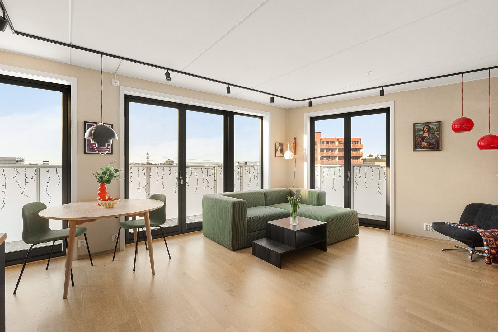 Overflatene er malt i delikate fargetoner, og på gulv er det lagt trestavs parkett. Galleribilde