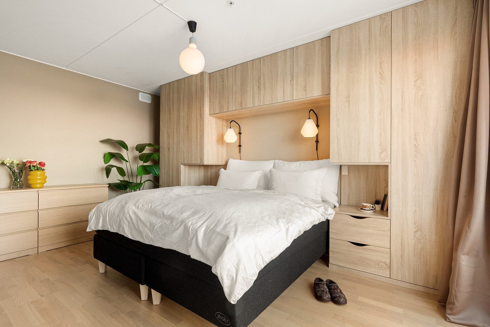 Soverom I fremstår romslig med god plass til dobbeltseng, plassbygd nattbord og ulike oppbevaringsløsninger. Galleribilde