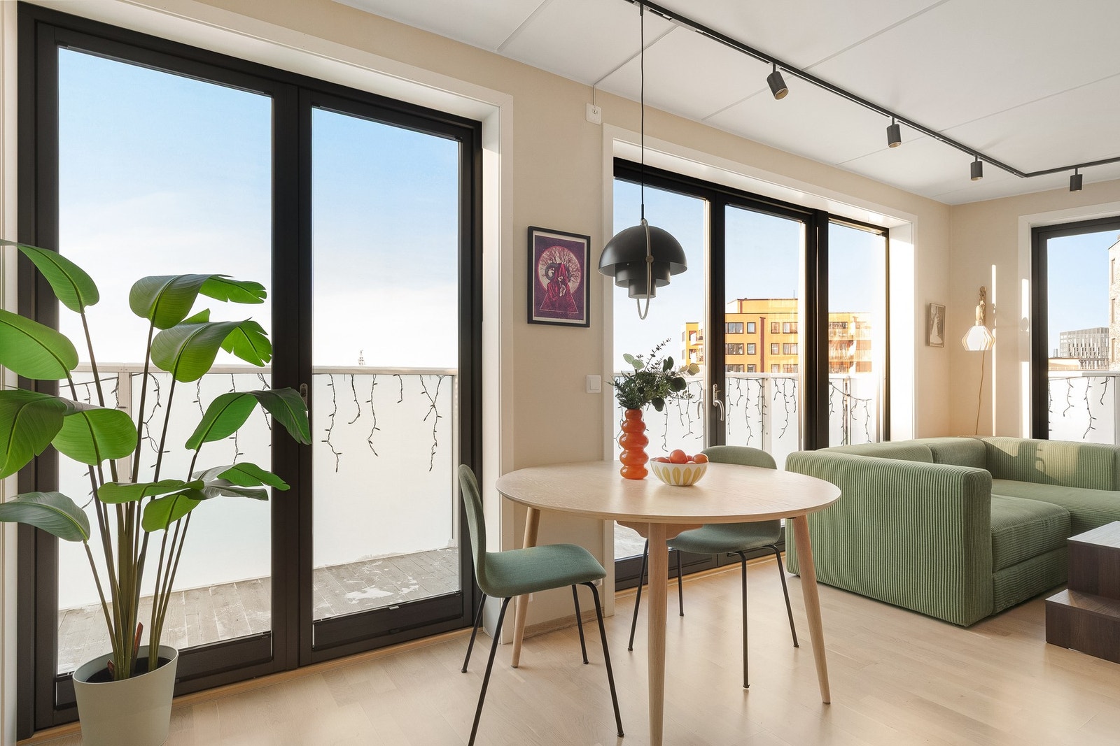 De store vindusflatene gir rikelig med naturlig lysinnslipp. Galleribilde