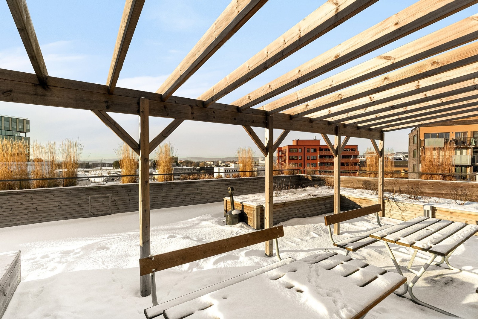 Leiligheten disponerer også tilgang til takterrasse i etasjen over, med låsbar skap tilhørende seksjonen, samt ytterligere tre felles takterrasser i borettslaget. Galleribilde