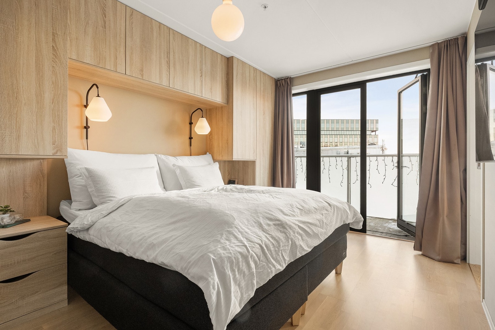 Plassbygget garderobeløsning over og rundt sengen fra 2023/2024. Galleribilde