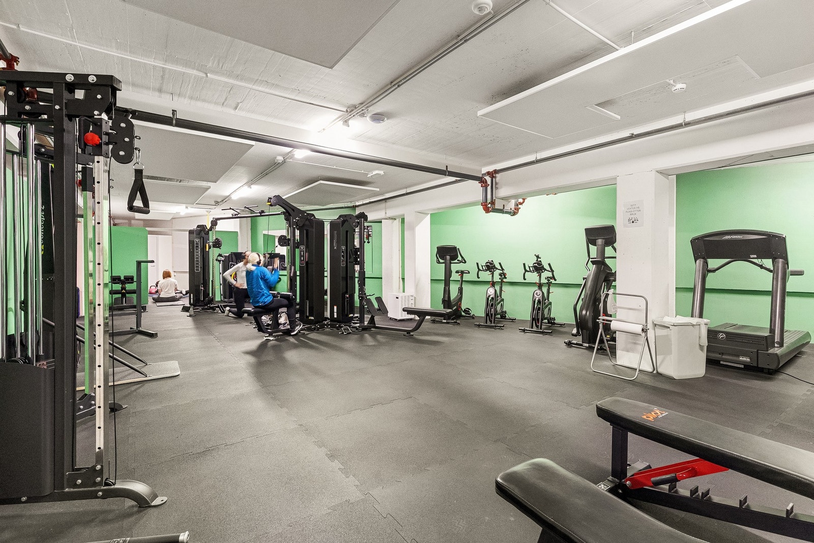 Praktisk treningsfasilitet i bygget som gir enkel tilgang til trening i hverdagen. Galleribilde