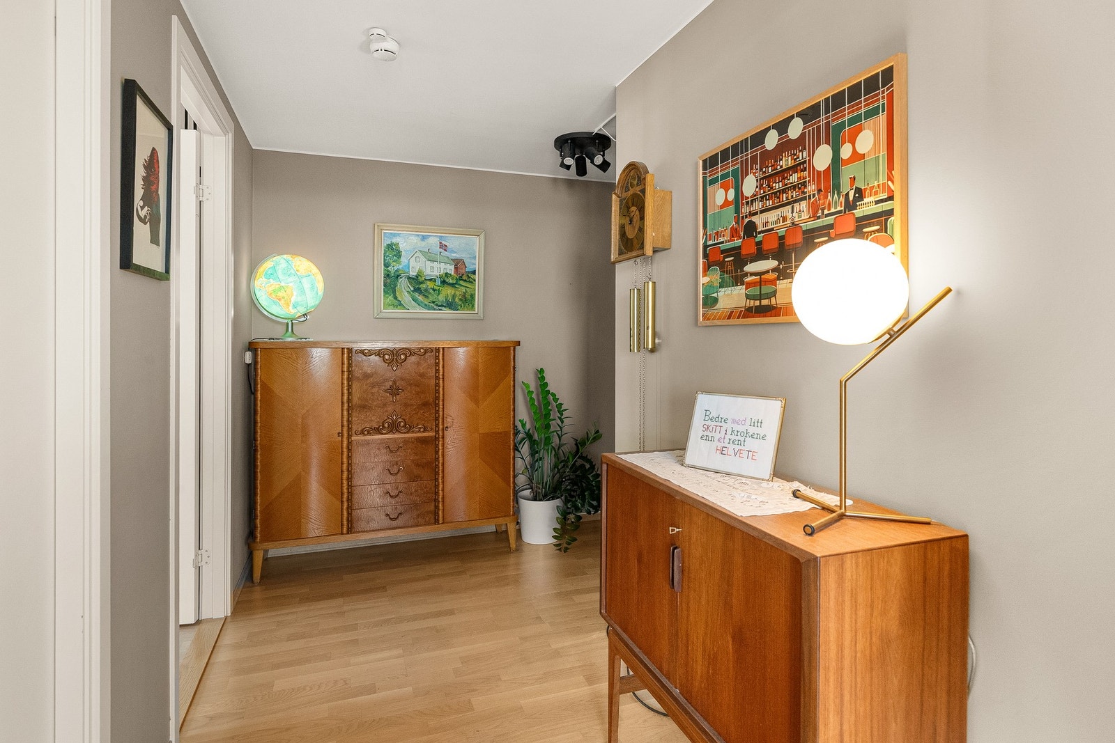 Gangarealet danner et naturlig bindeledd mellom boligens to mindre soverom. Galleribilde