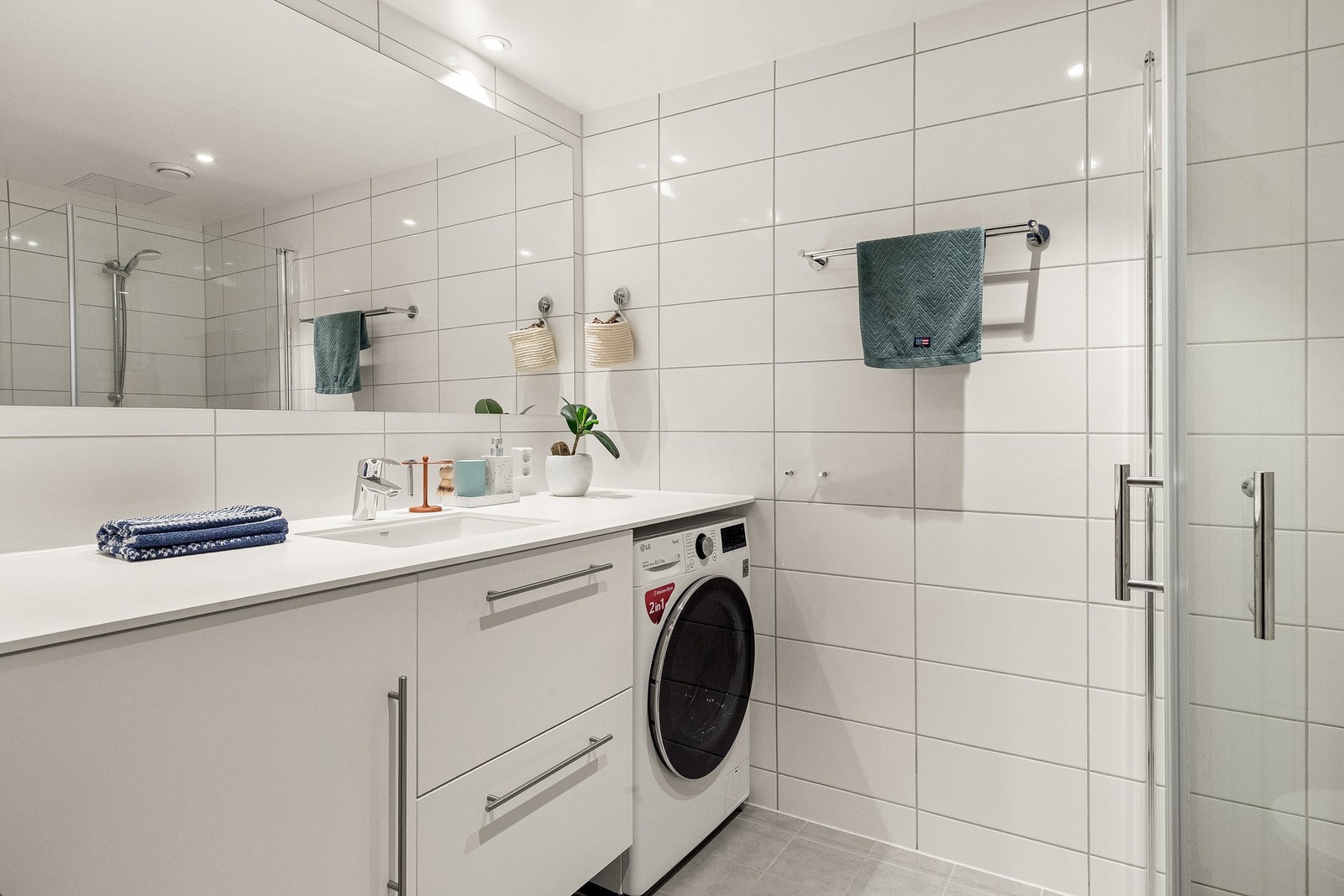 Benkeplaten gir god arbeidsflate, og det er avsatt plass til vaskemaskin under benken. Galleribilde