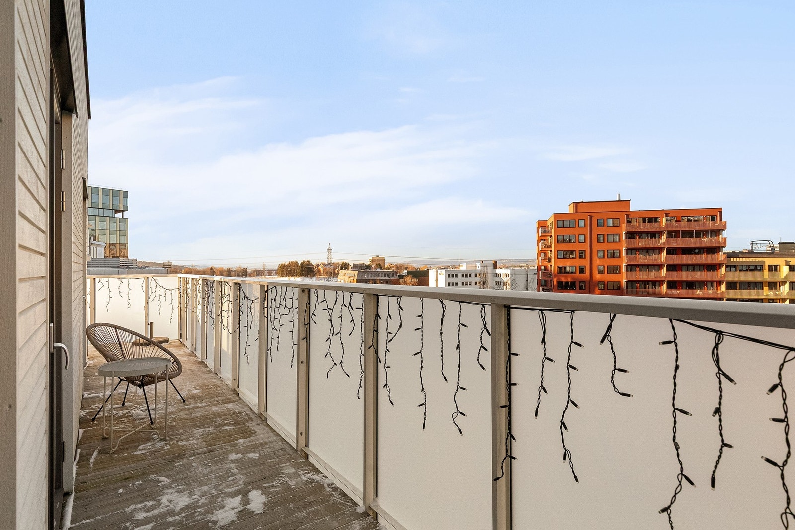 Balkongen omkranser store deler av leiligheten og utgjør et sjeldent generøst uteareal på hele 25 kvm. Galleribilde