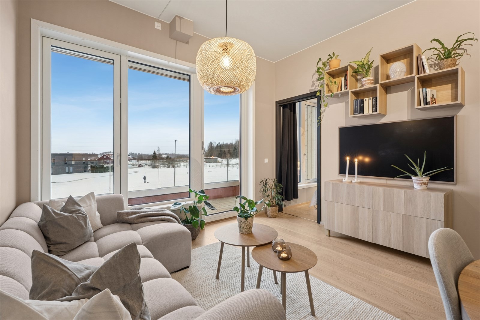 Stuen er lys og fin med god plass til sofa, tilhørende møblement og TV. Leiligheten har gjennomgående moderne og delikate overflater. Galleribilde