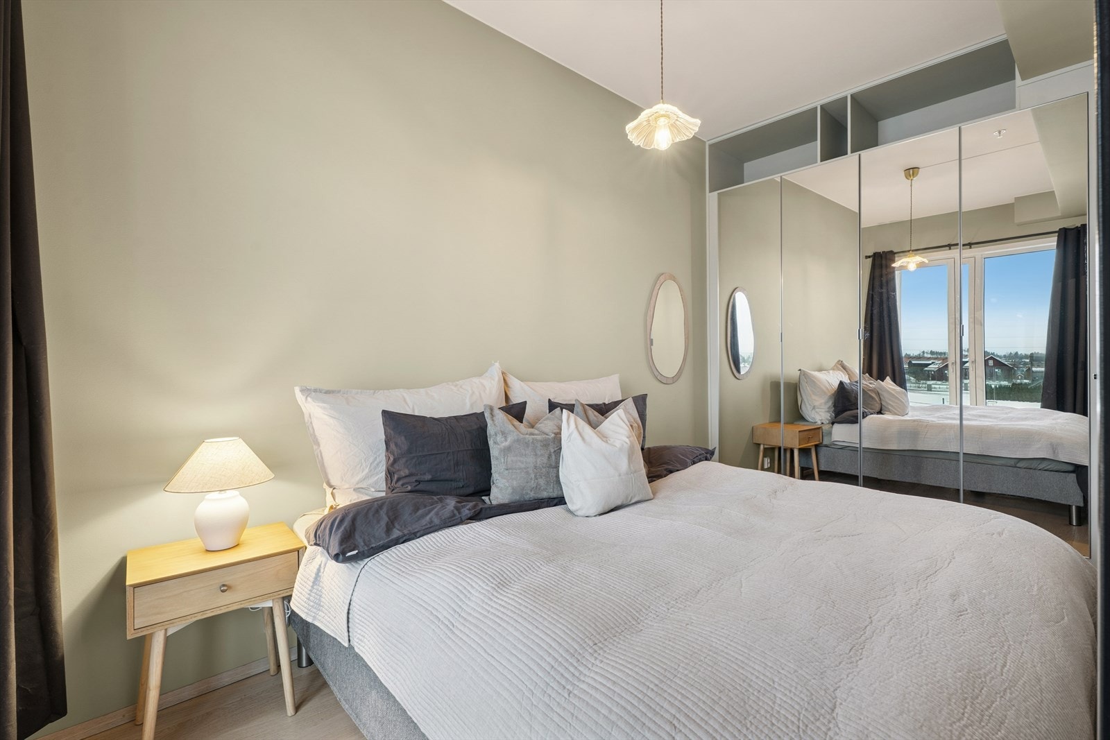 Soverommet har godt med lagringsplass i store garderobeskap. Galleribilde