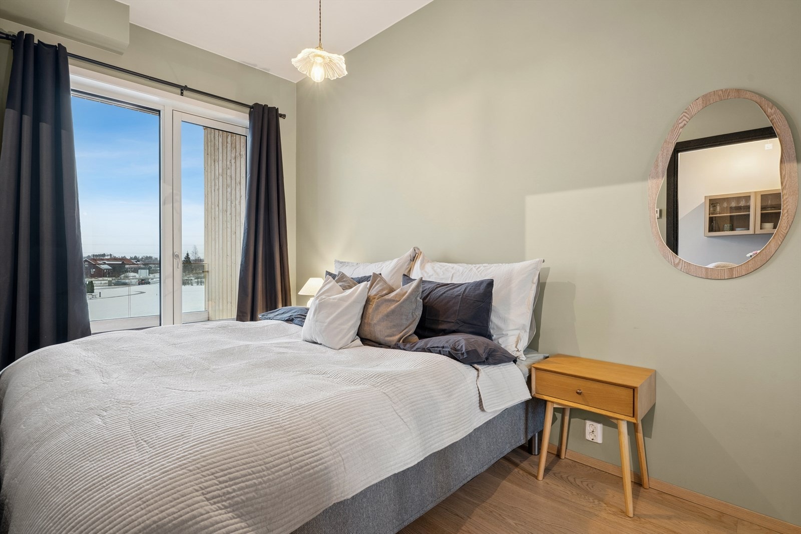 Boligens soverom er lyst og innbydende! Det er god plass til en dobbeltseng med tilhørende møblement. Galleribilde